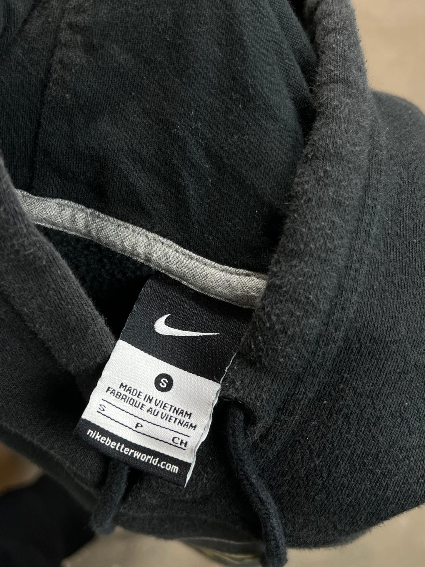 VERBLISSTER SCHWARZER VINTAGE NIKE „CENTER SWOOSH“ UNIVERSITY HOODIE (S)
