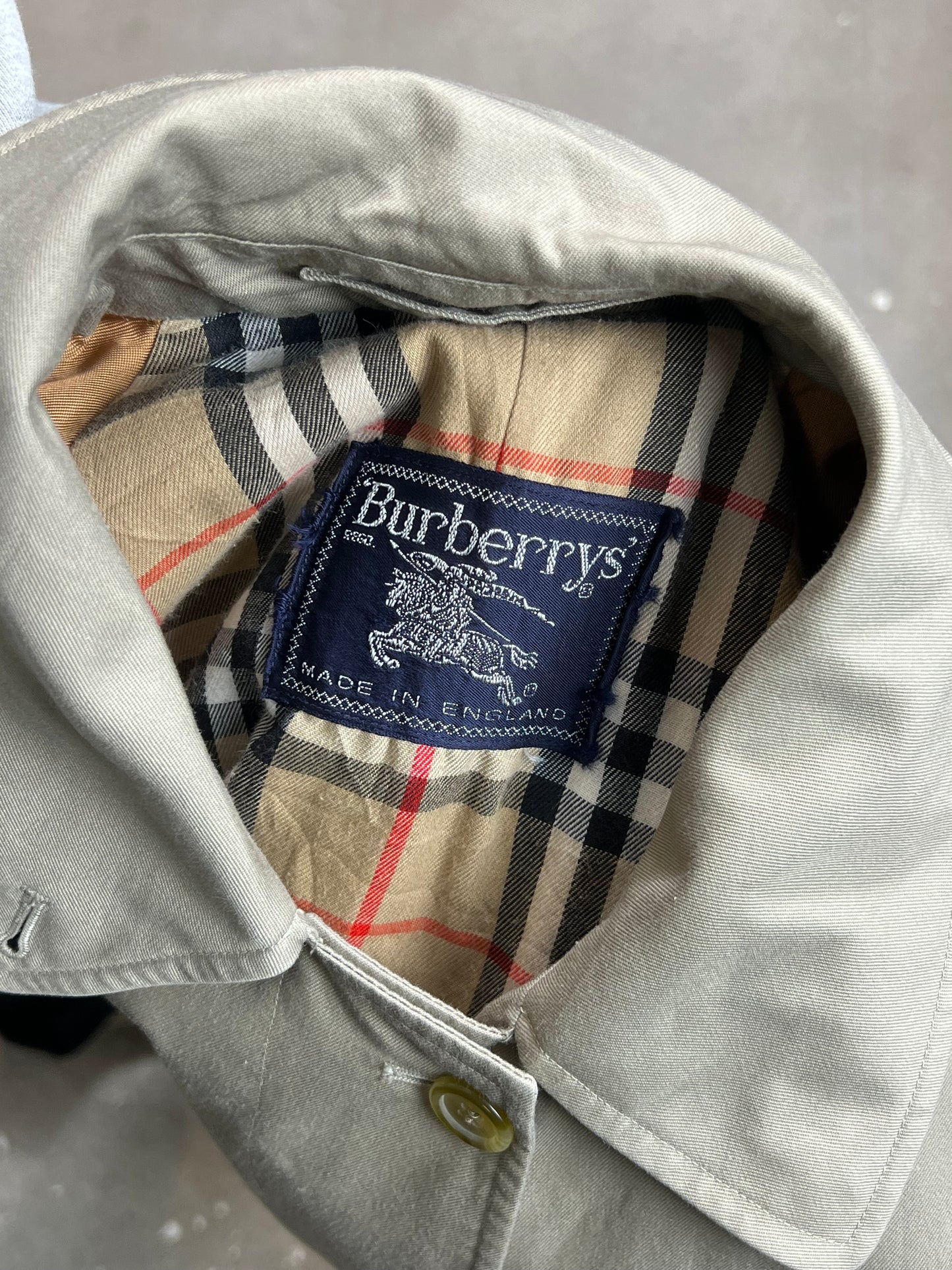 KHAKI VINTAGE BURBERRY COAT (Medium)