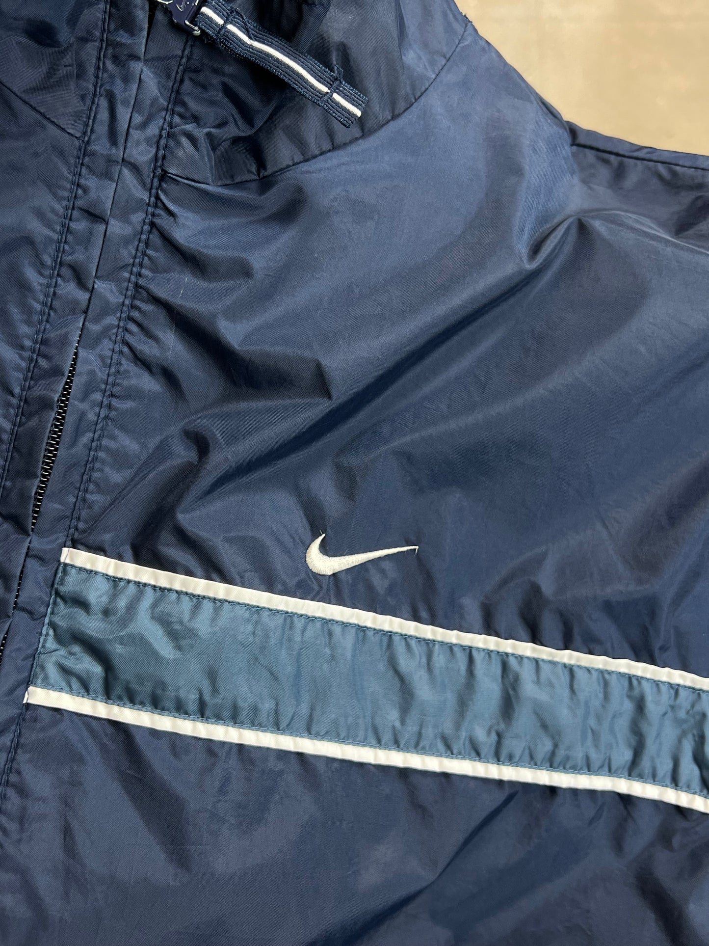 MARINEBLAUE VINTAGE-NIKE-JACKE (KLEIN)