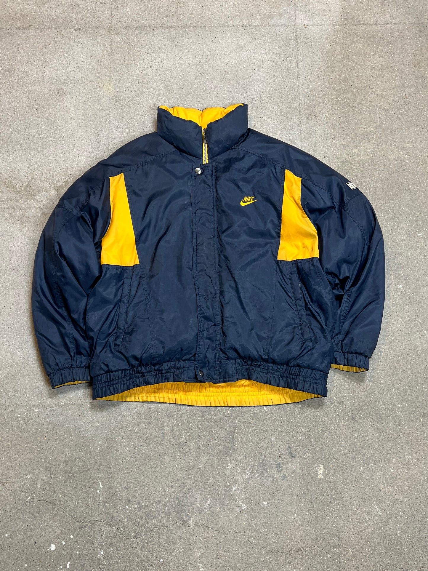 MARINEBLAUE VINTAGE-WENDEDAUNEN-PUFFERJACKE VON NIKE (GROSS)