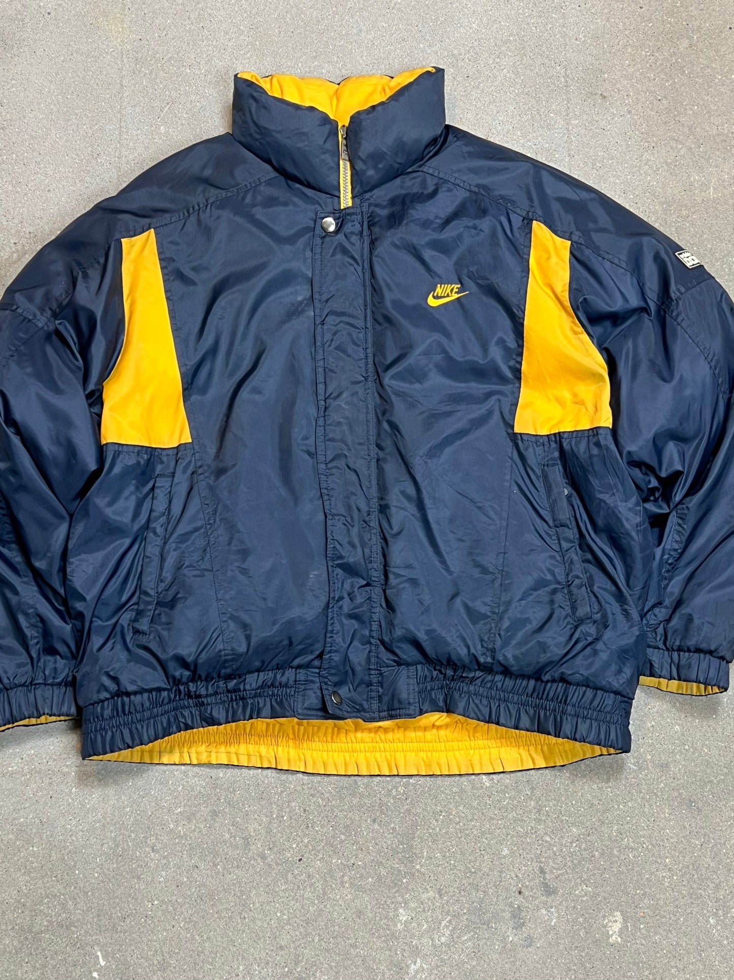 MARINEBLAUE VINTAGE-WENDEDAUNEN-PUFFERJACKE VON NIKE (GROSS)