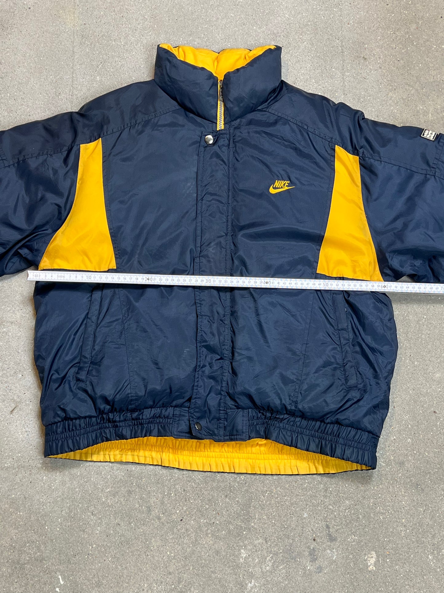 MARINEBLAUE VINTAGE-WENDEDAUNEN-PUFFERJACKE VON NIKE (GROSS)