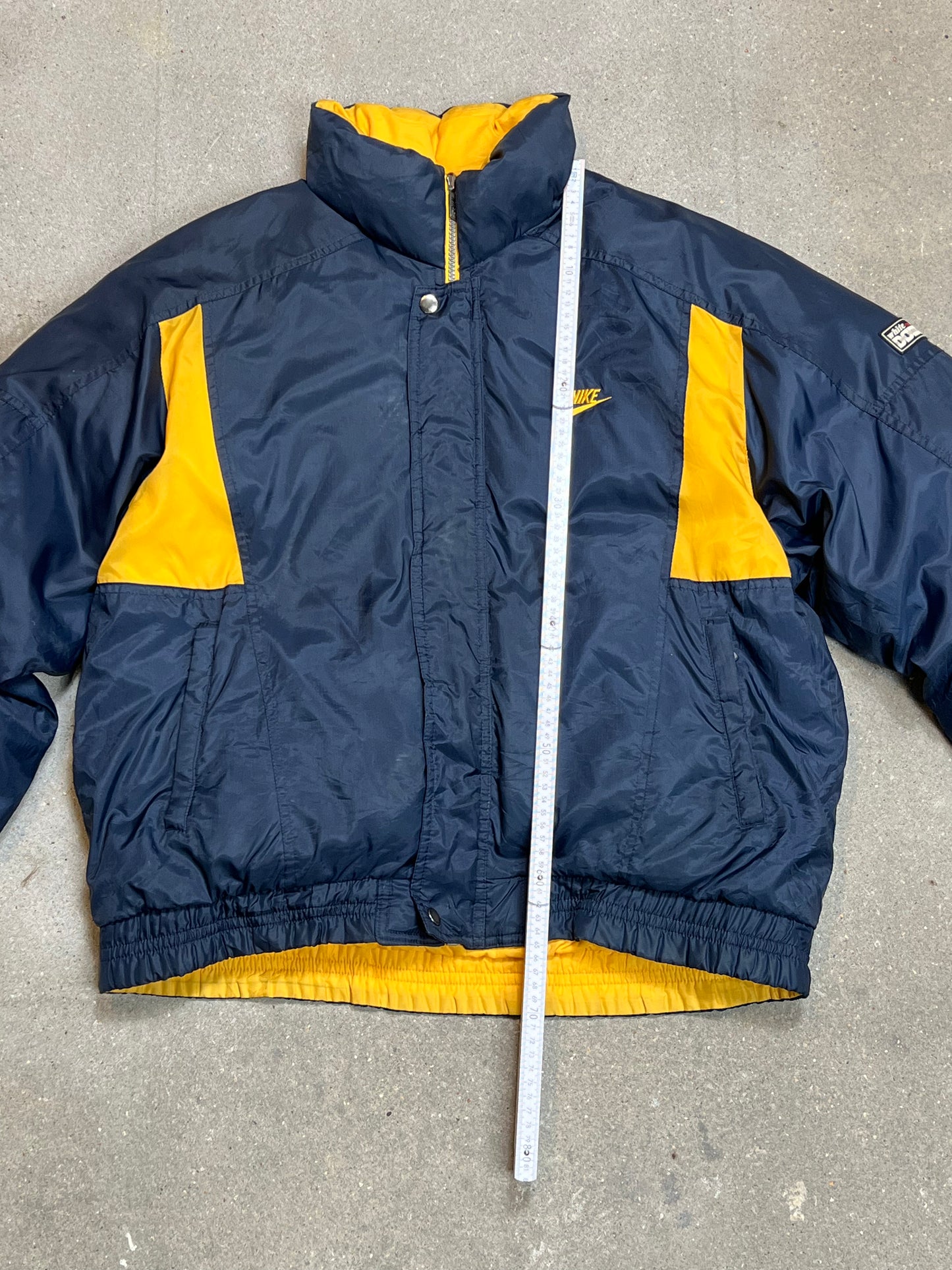 MARINEBLAUE VINTAGE-WENDEDAUNEN-PUFFERJACKE VON NIKE (GROSS)