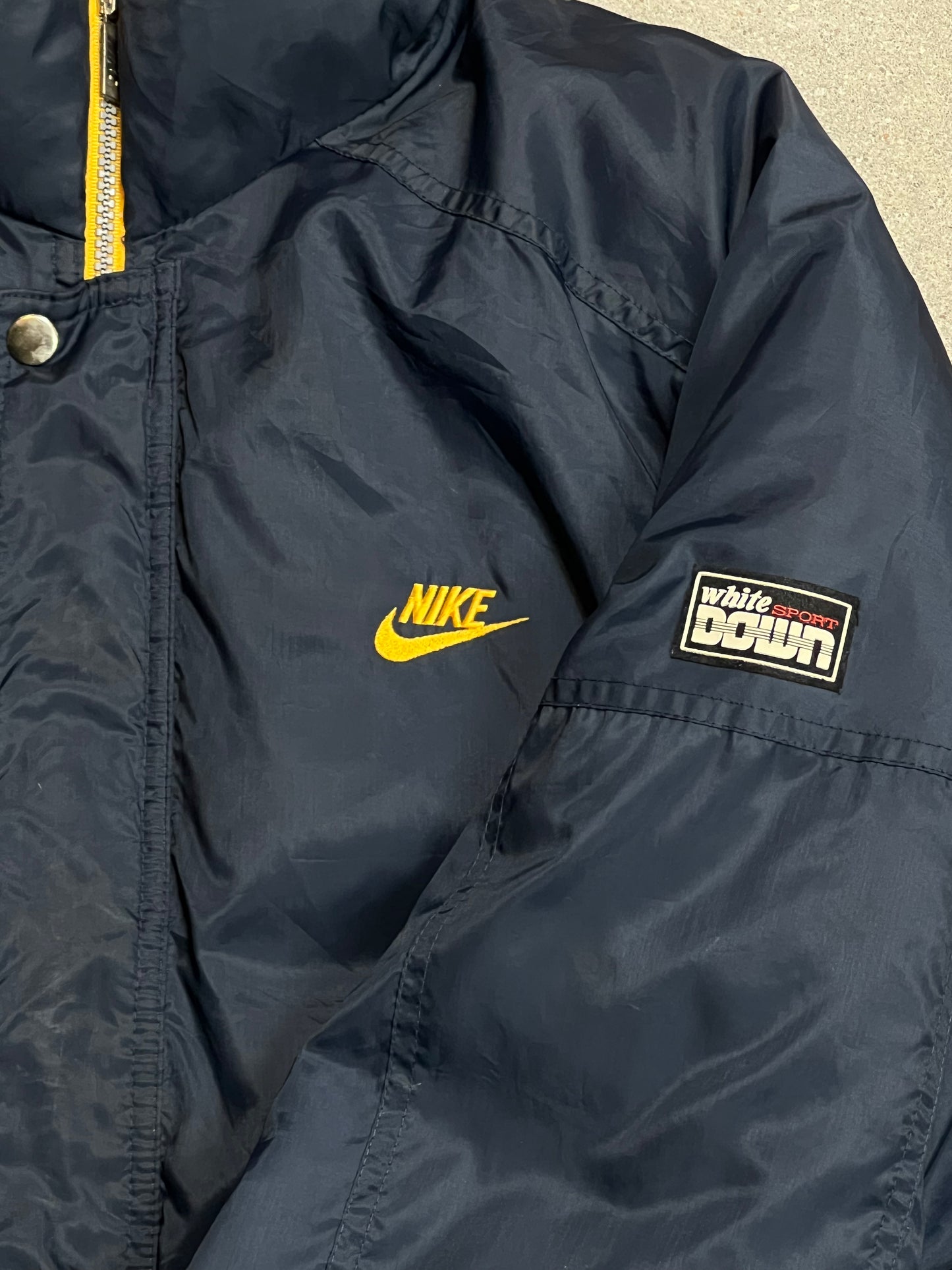 MARINEBLAUE VINTAGE-WENDEDAUNEN-PUFFERJACKE VON NIKE (GROSS)