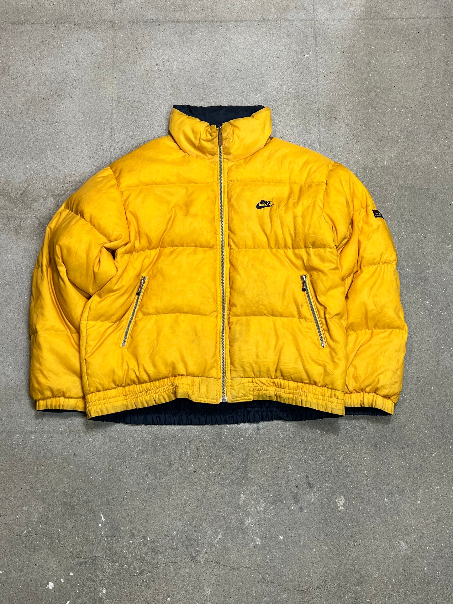 MARINEBLAUE VINTAGE-WENDEDAUNEN-PUFFERJACKE VON NIKE (GROSS)
