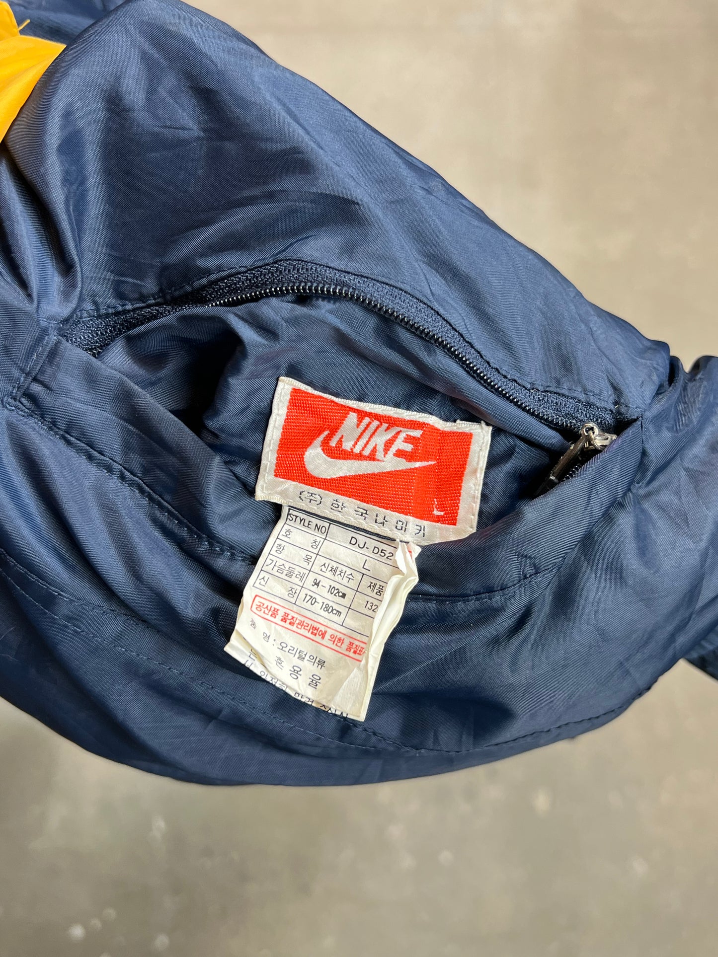 MARINEBLAUE VINTAGE-WENDEDAUNEN-PUFFERJACKE VON NIKE (GROSS)