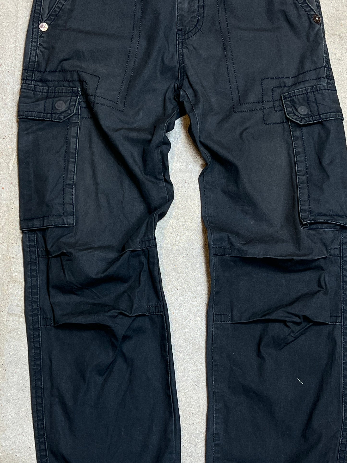 WASHED BLACK VINTAGE TRUE RELIGION CARGO PANTS (W31"L32")