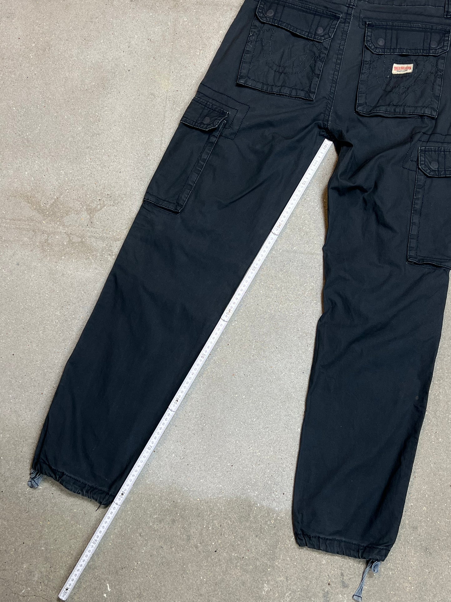 WASHED BLACK VINTAGE TRUE RELIGION CARGO PANTS (W31"L32")