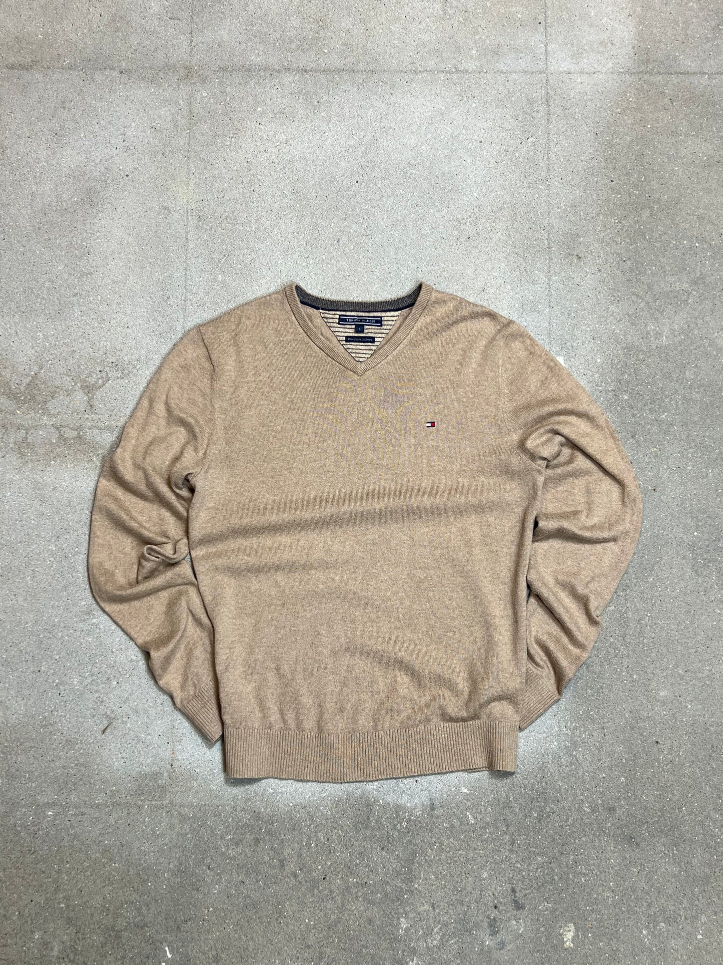 BEIGE SAND VINTAGE TOMMY HILFIGER PIMA-COTTON CASHMERE KNIT V-NECK (SMALL)
