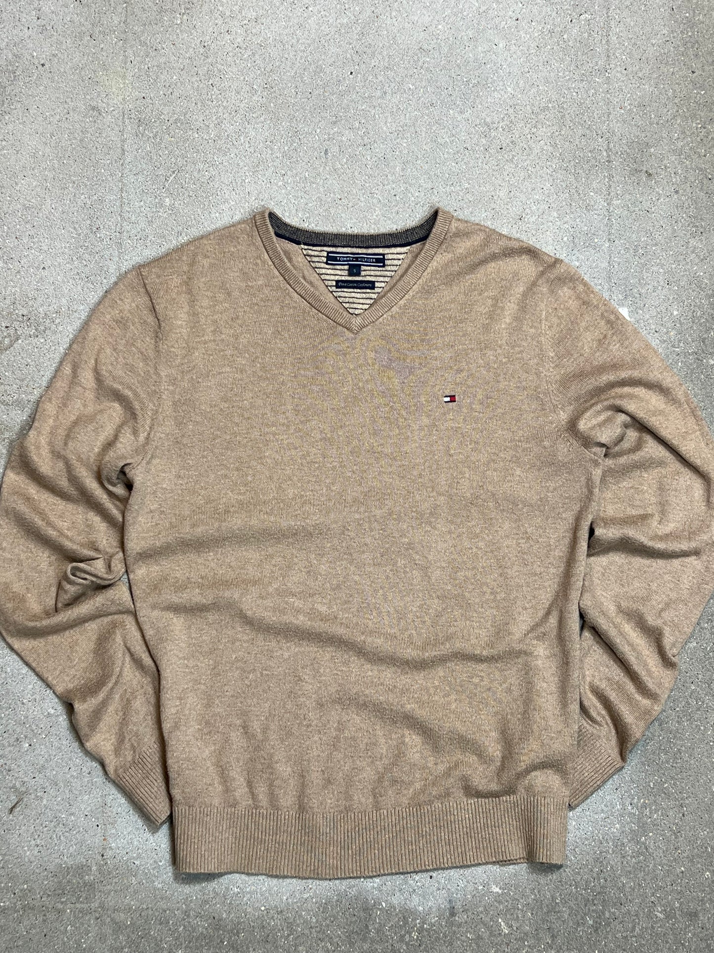 BEIGE SAND VINTAGE TOMMY HILFIGER PIMA-COTTON CASHMERE KNIT V-NECK (SMALL)