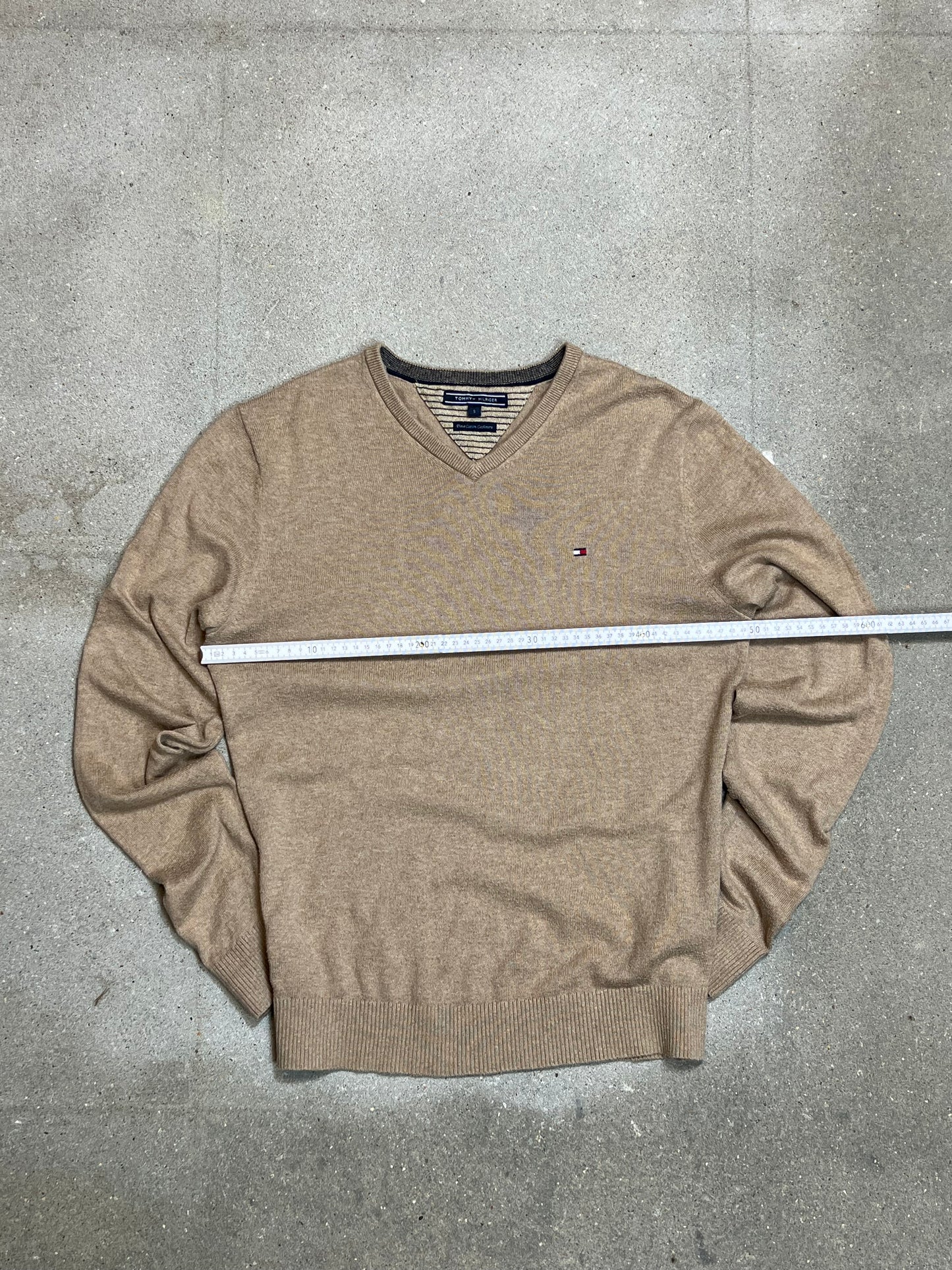 BEIGE SAND VINTAGE TOMMY HILFIGER PIMA-COTTON CASHMERE KNIT V-NECK (SMALL)