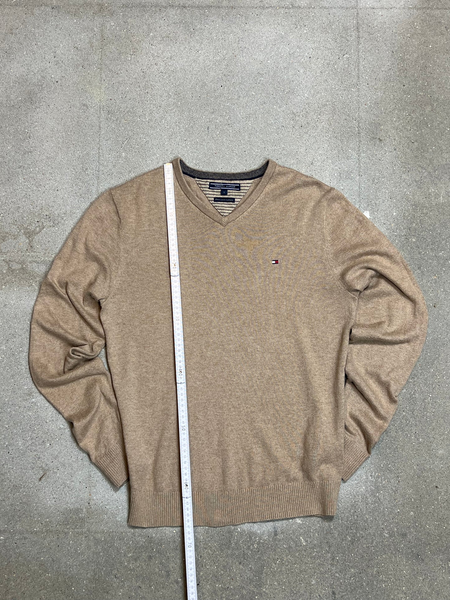 BEIGE SAND VINTAGE TOMMY HILFIGER PIMA-COTTON CASHMERE KNIT V-NECK (SMALL)