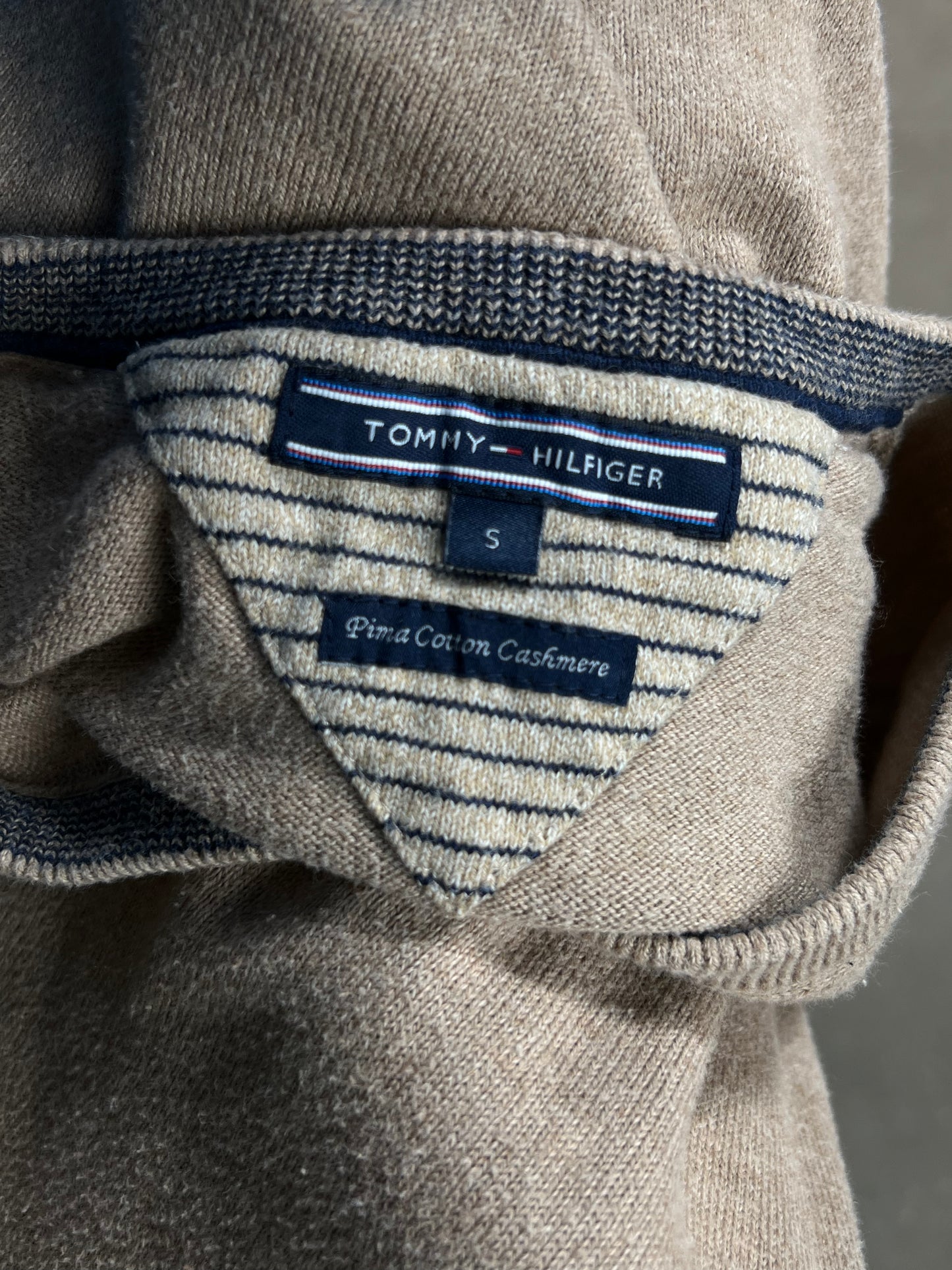 BEIGE SAND VINTAGE TOMMY HILFIGER PIMA-COTTON CASHMERE KNIT V-NECK (SMALL)