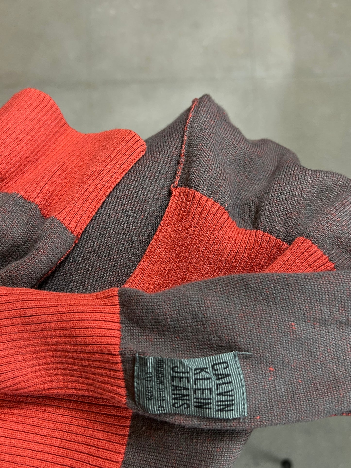 VINTAGE 90s CALVIN KLEIN V-NECK KNIT (LARGE)