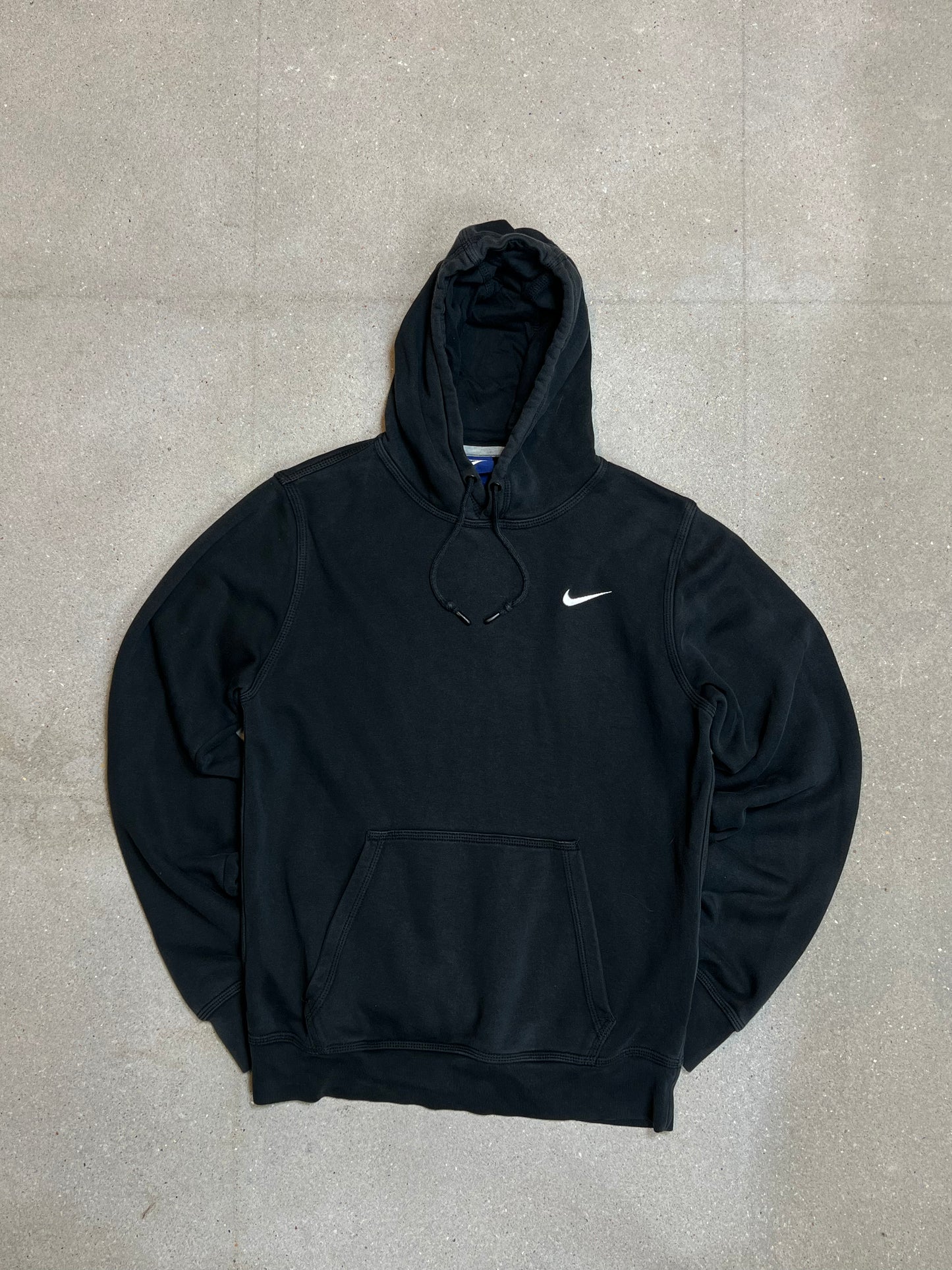 VERBLASENER SCHWARZER VINTAGE NIKE MINI SWOOSH HOODIE (KLEIN)