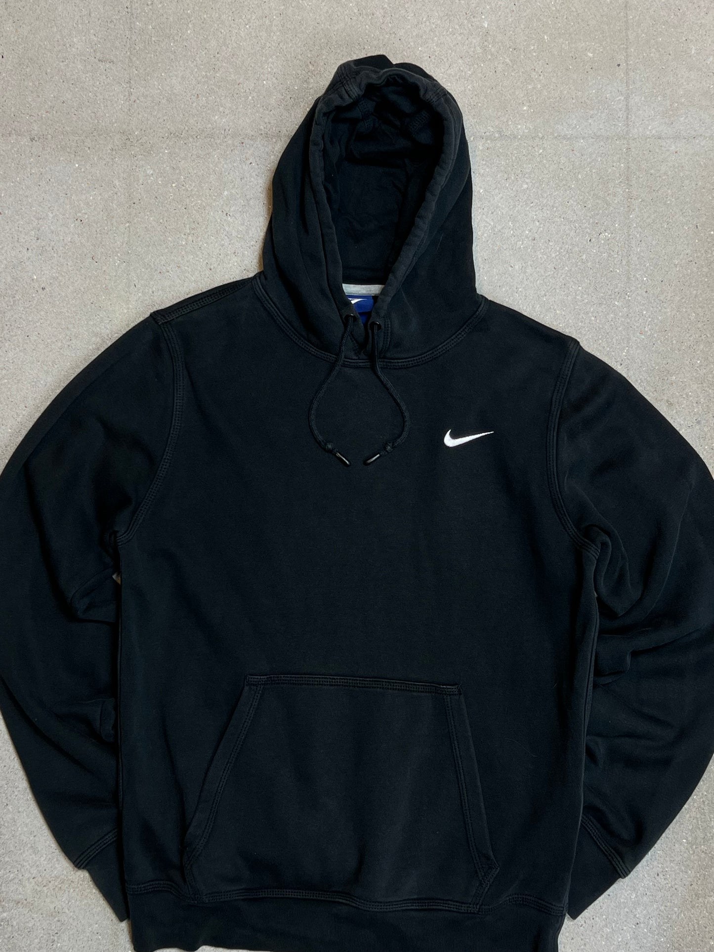 VERBLASENER SCHWARZER VINTAGE NIKE MINI SWOOSH HOODIE (KLEIN)