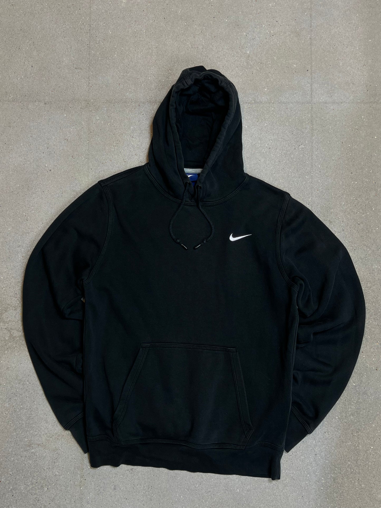 VERBLASENER SCHWARZER VINTAGE NIKE MINI SWOOSH HOODIE (KLEIN)