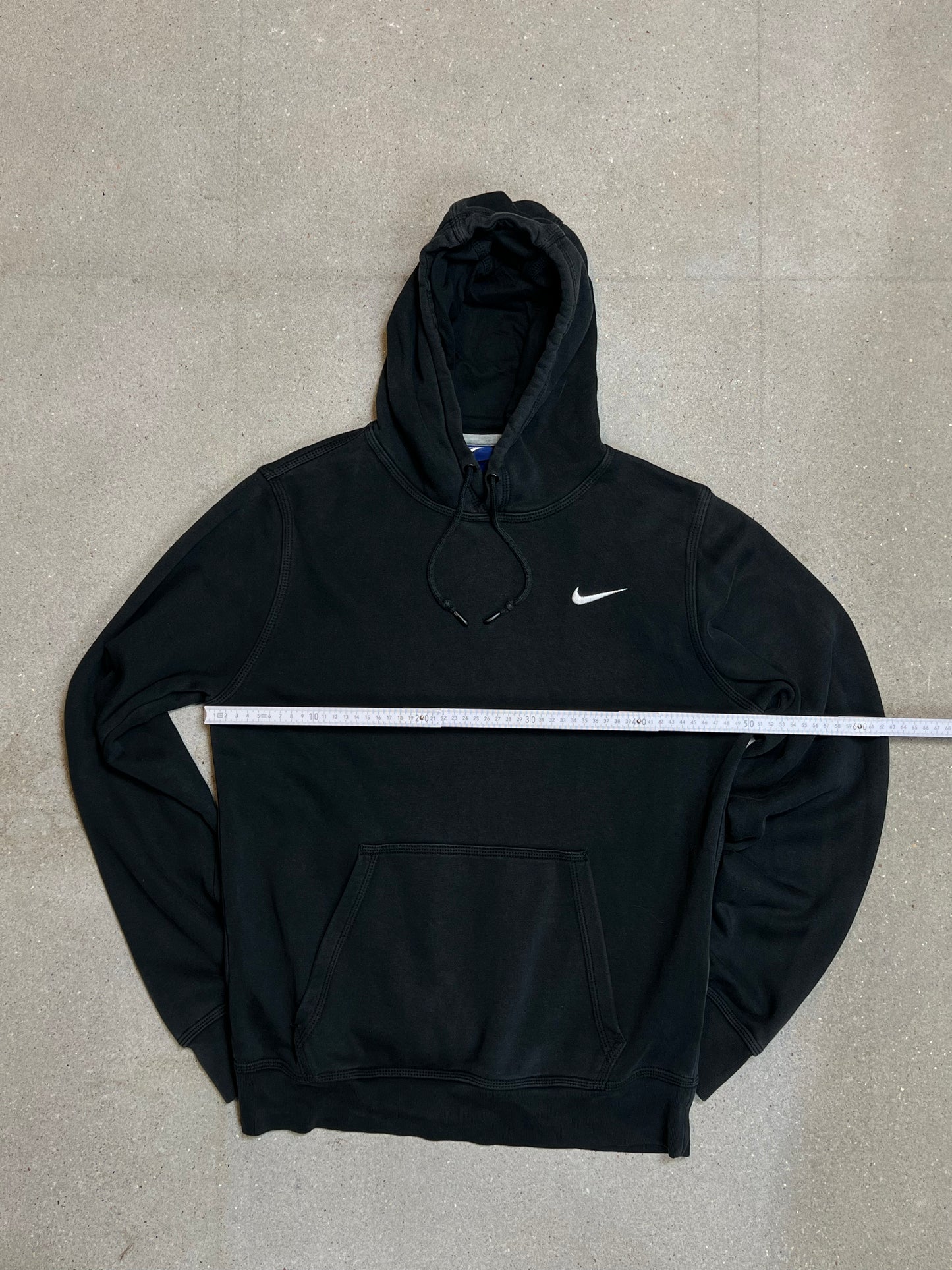VERBLASENER SCHWARZER VINTAGE NIKE MINI SWOOSH HOODIE (KLEIN)