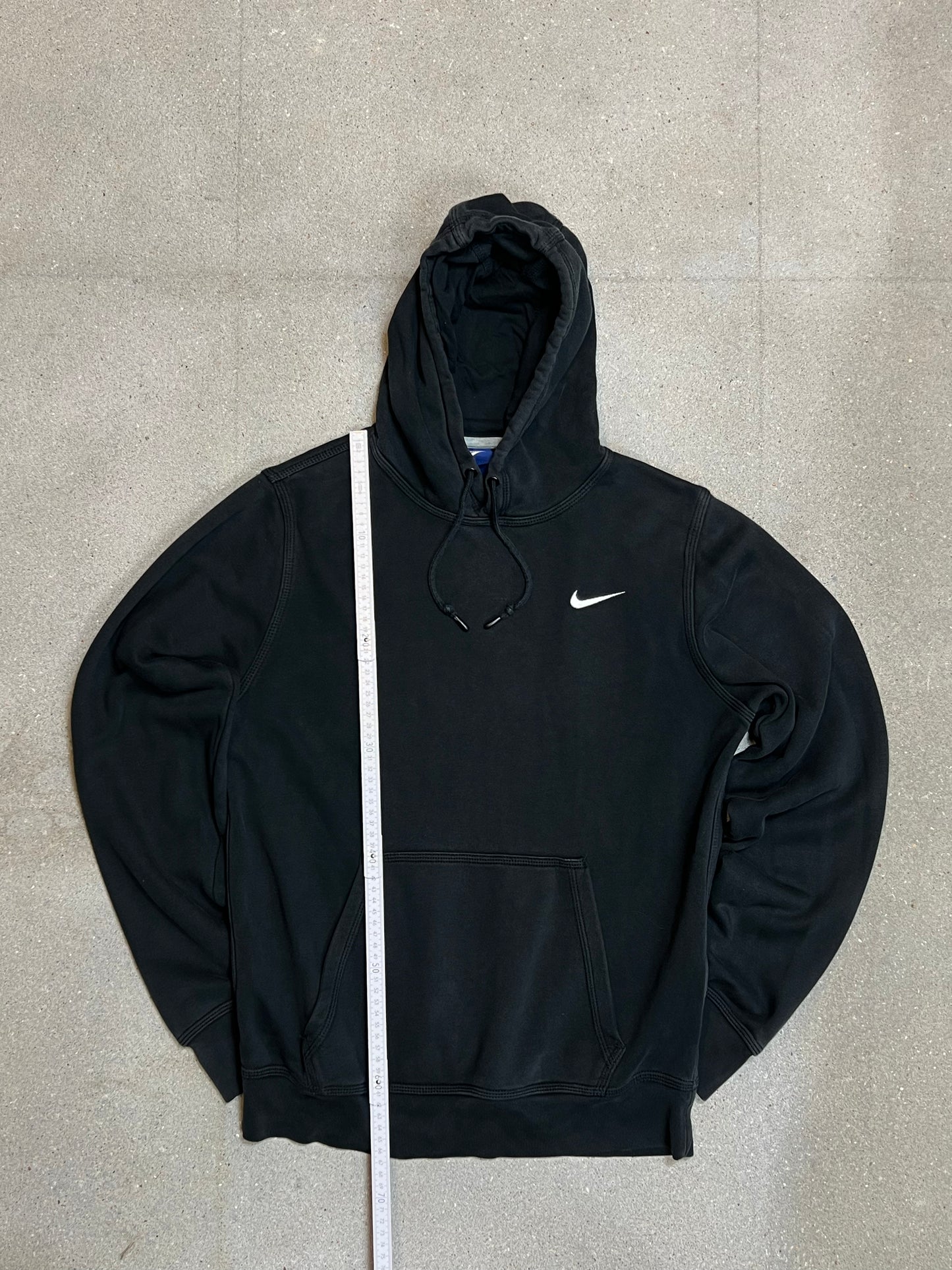 VERBLASENER SCHWARZER VINTAGE NIKE MINI SWOOSH HOODIE (KLEIN)