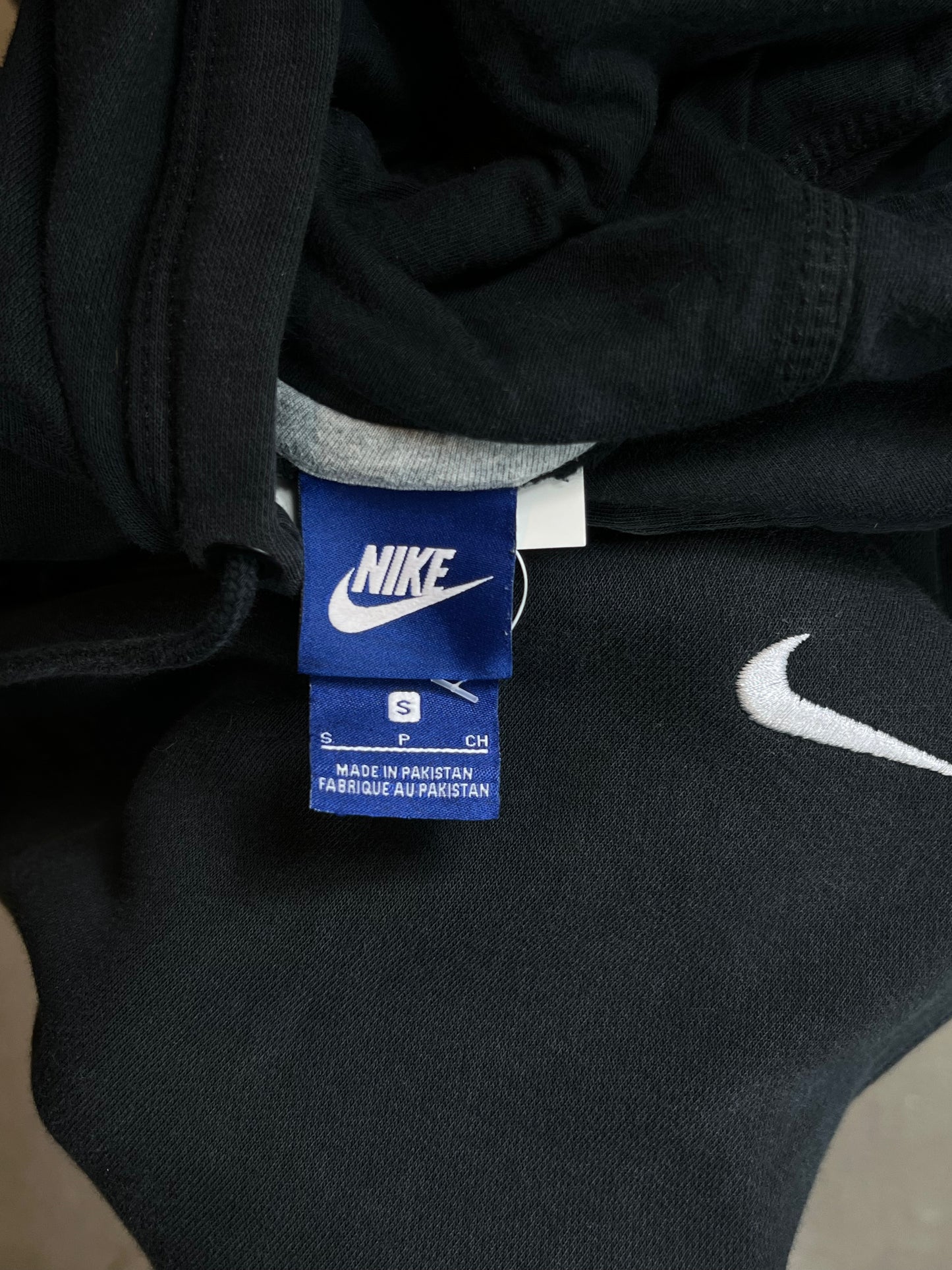 VERBLASENER SCHWARZER VINTAGE NIKE MINI SWOOSH HOODIE (KLEIN)