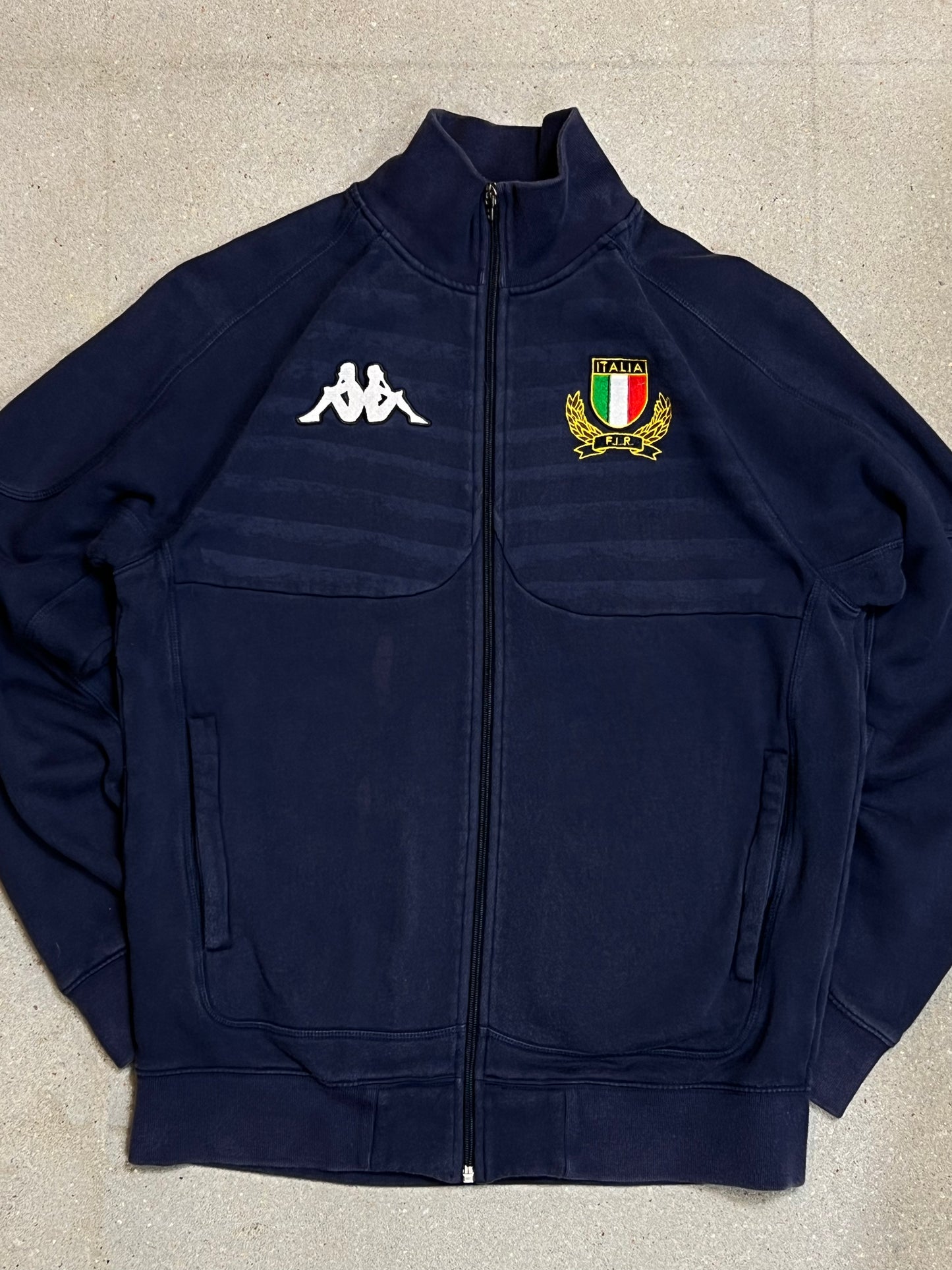 MARINEBLAUES VINTAGE-SWEATSHIRT MIT FIRNENEMBLEM VON KAPPA ITALIA (GROß)