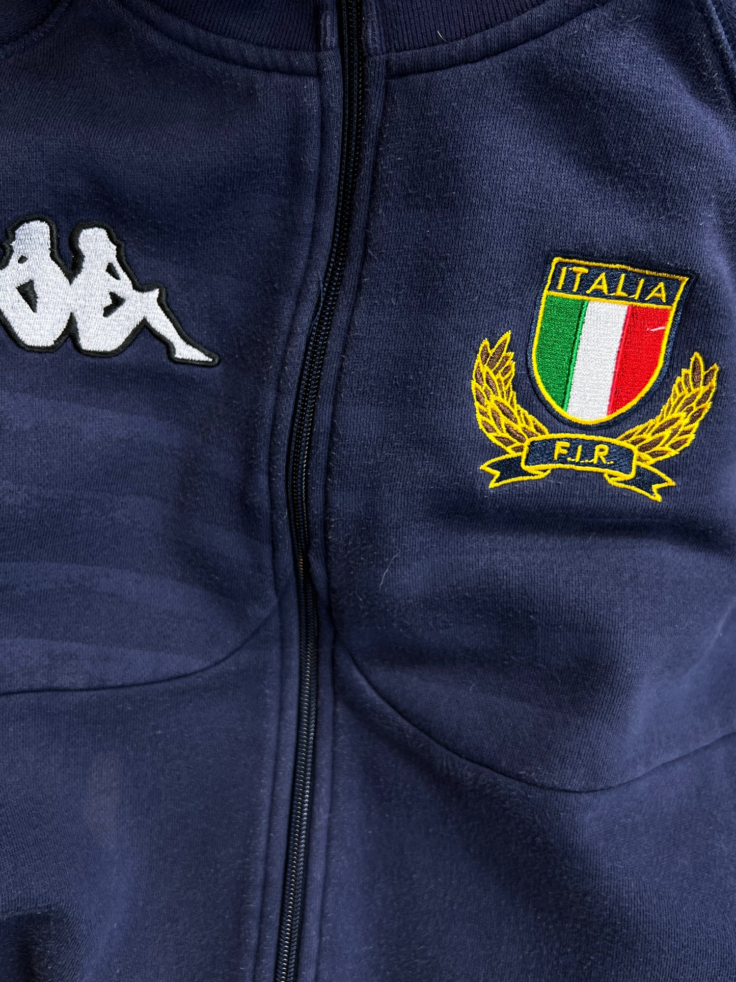 MARINEBLAUES VINTAGE-SWEATSHIRT MIT FIRNENEMBLEM VON KAPPA ITALIA (GROß)