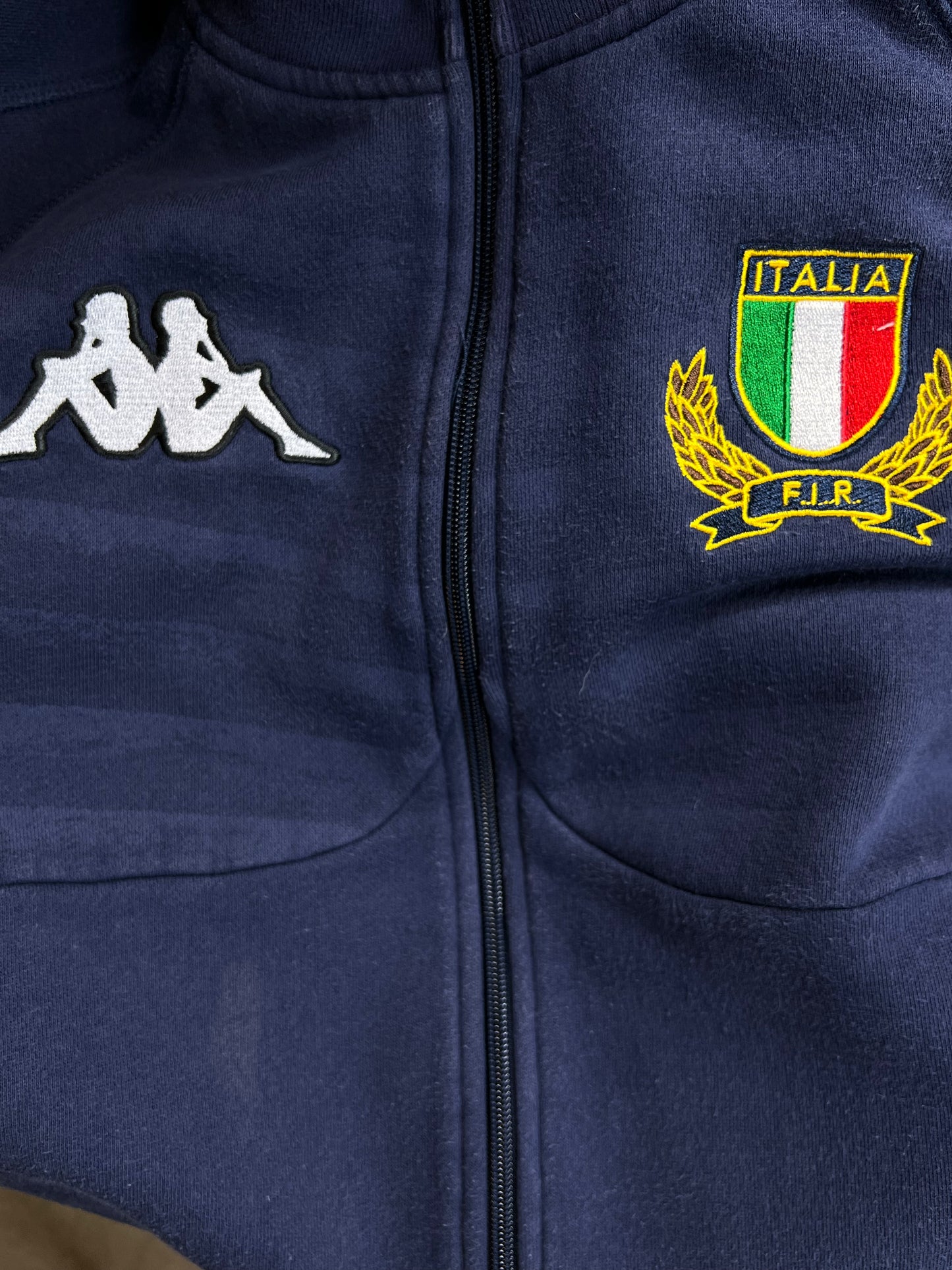 MARINEBLAUES VINTAGE-SWEATSHIRT MIT FIRNENEMBLEM VON KAPPA ITALIA (GROß)