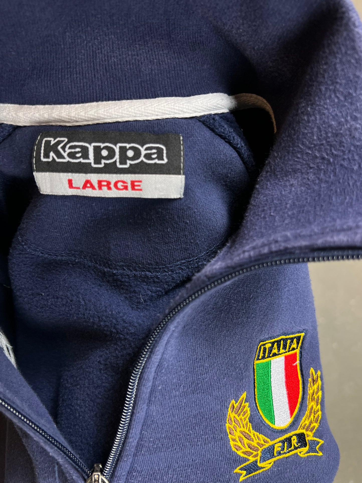 MARINEBLAUES VINTAGE-SWEATSHIRT MIT FIRNENEMBLEM VON KAPPA ITALIA (GROß)