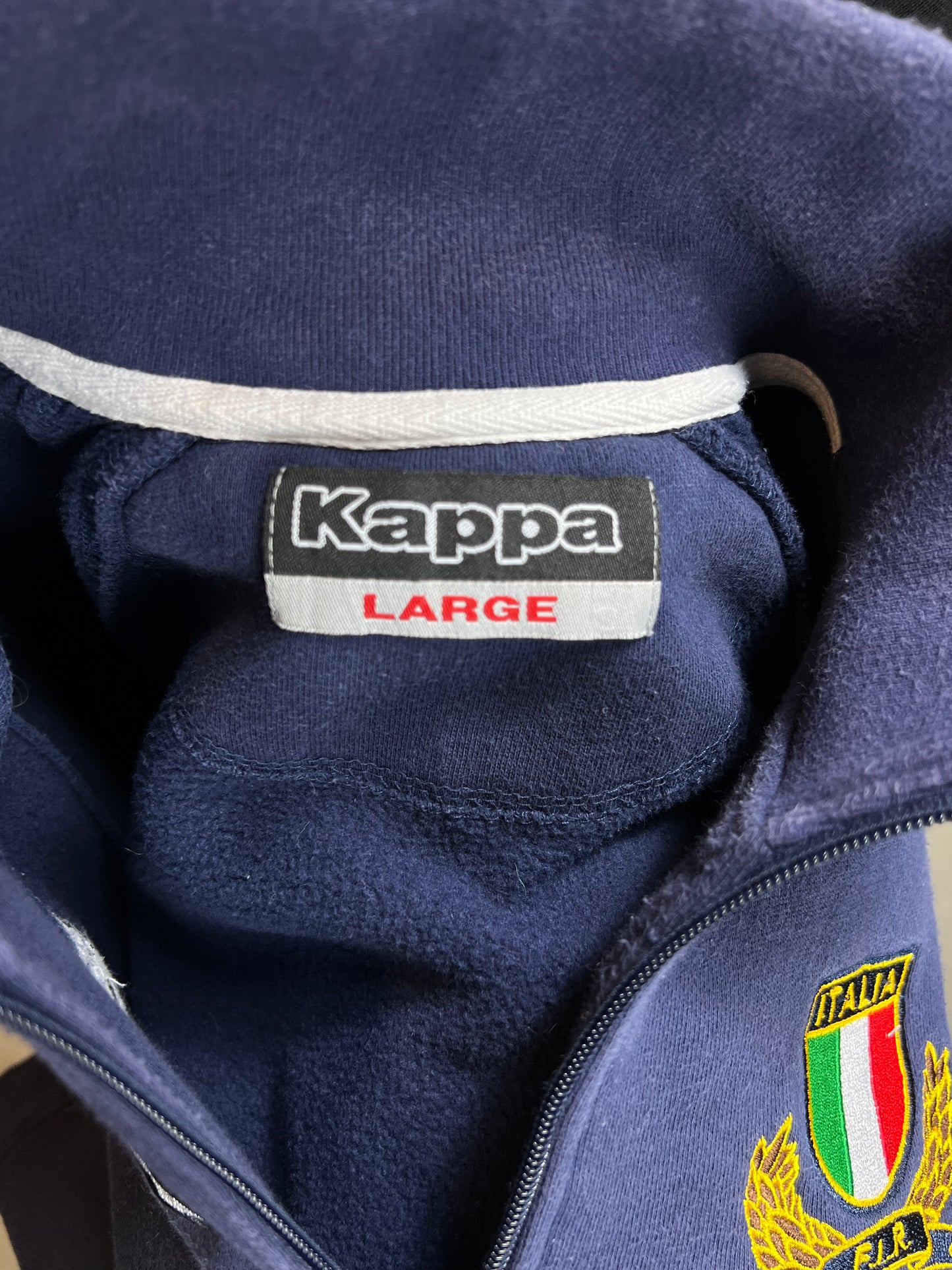MARINEBLAUES VINTAGE-SWEATSHIRT MIT FIRNENEMBLEM VON KAPPA ITALIA (GROß)