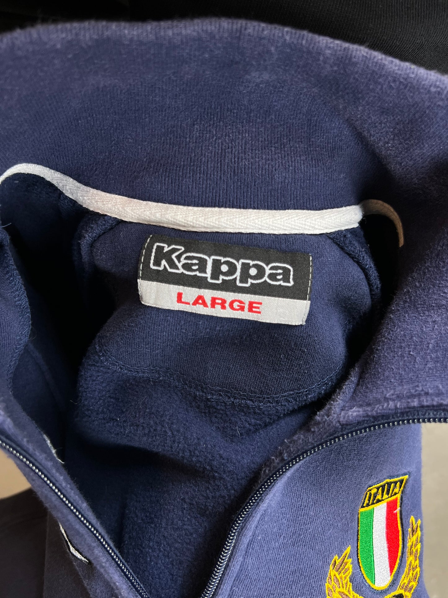 MARINEBLAUES VINTAGE-SWEATSHIRT MIT FIRNENEMBLEM VON KAPPA ITALIA (GROß)
