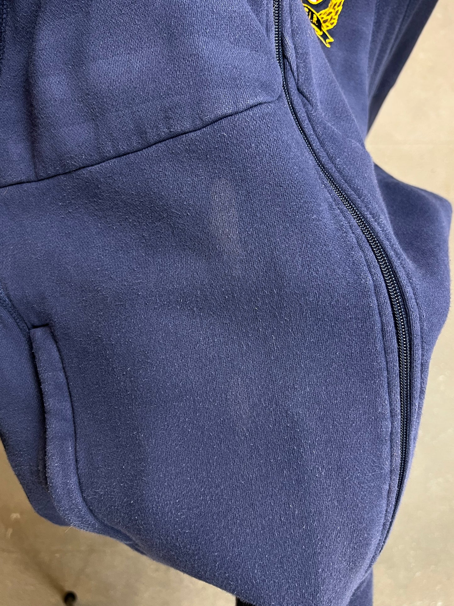 MARINEBLAUES VINTAGE-SWEATSHIRT MIT FIRNENEMBLEM VON KAPPA ITALIA (GROß)