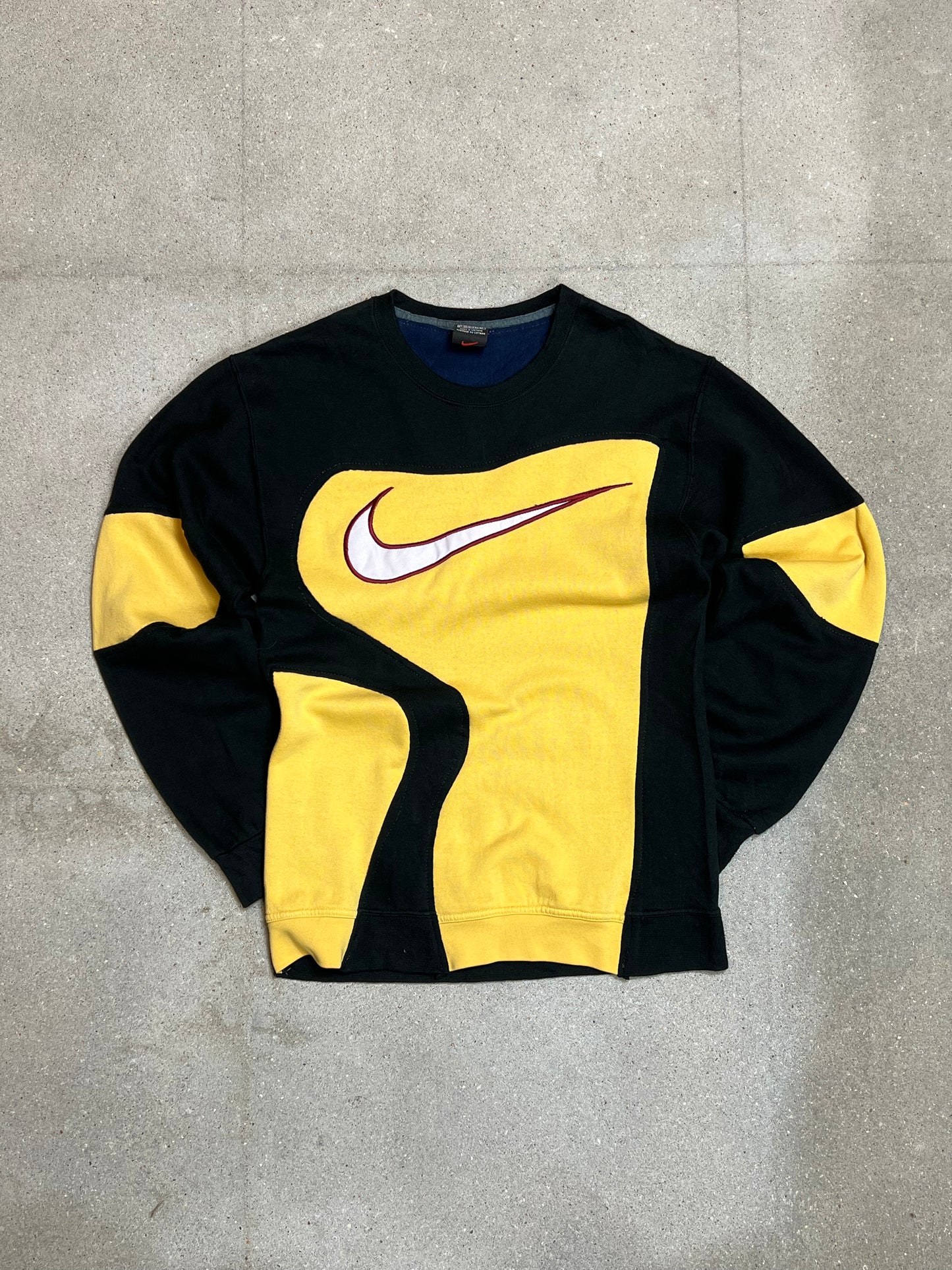 SCHWARZGELBE VINTAGE NIKE BIG SWOOSH LOGO REWORK SWEATSHIRT (XS)