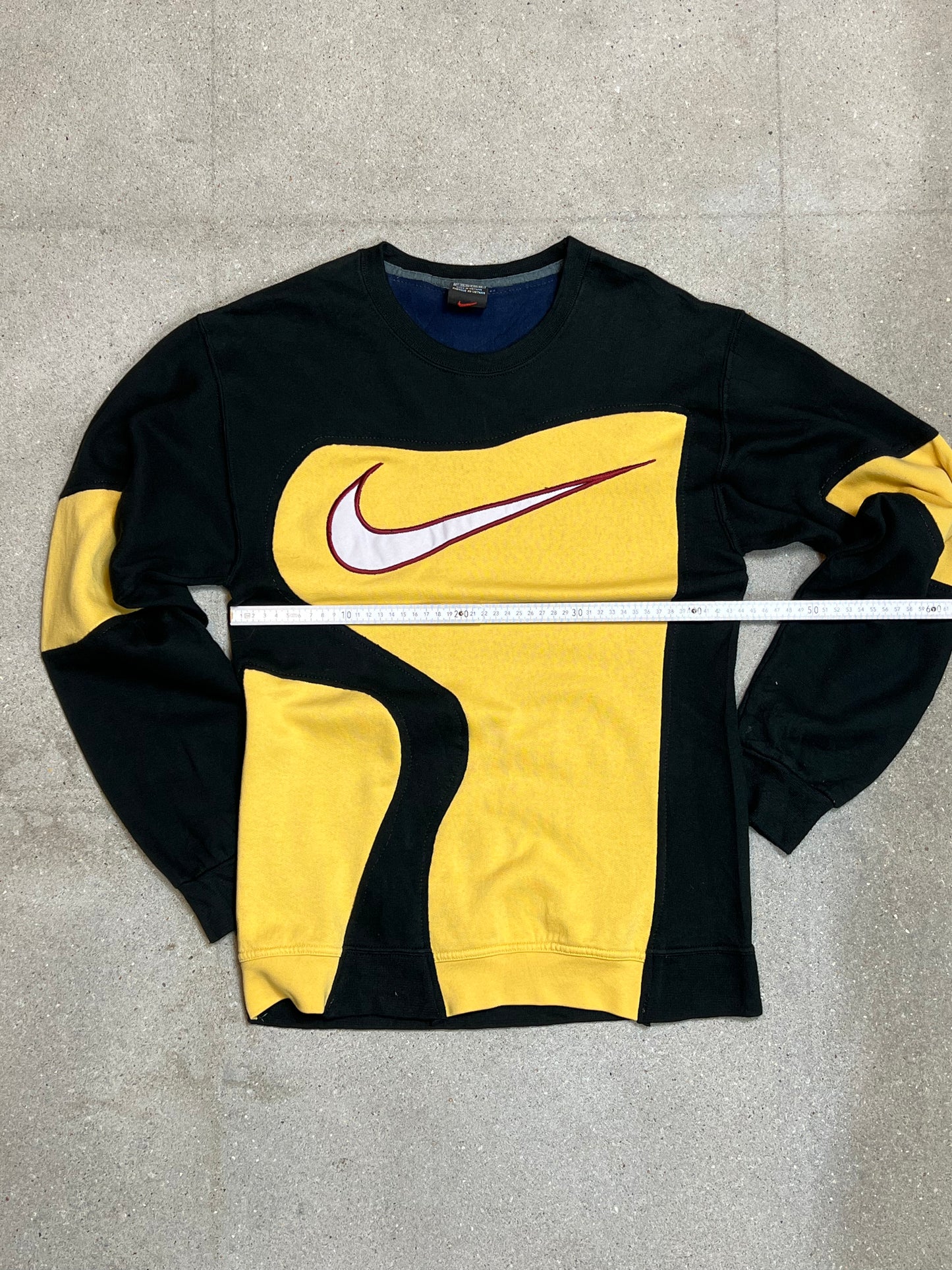 SCHWARZGELBE VINTAGE NIKE BIG SWOOSH LOGO REWORK SWEATSHIRT (XS)