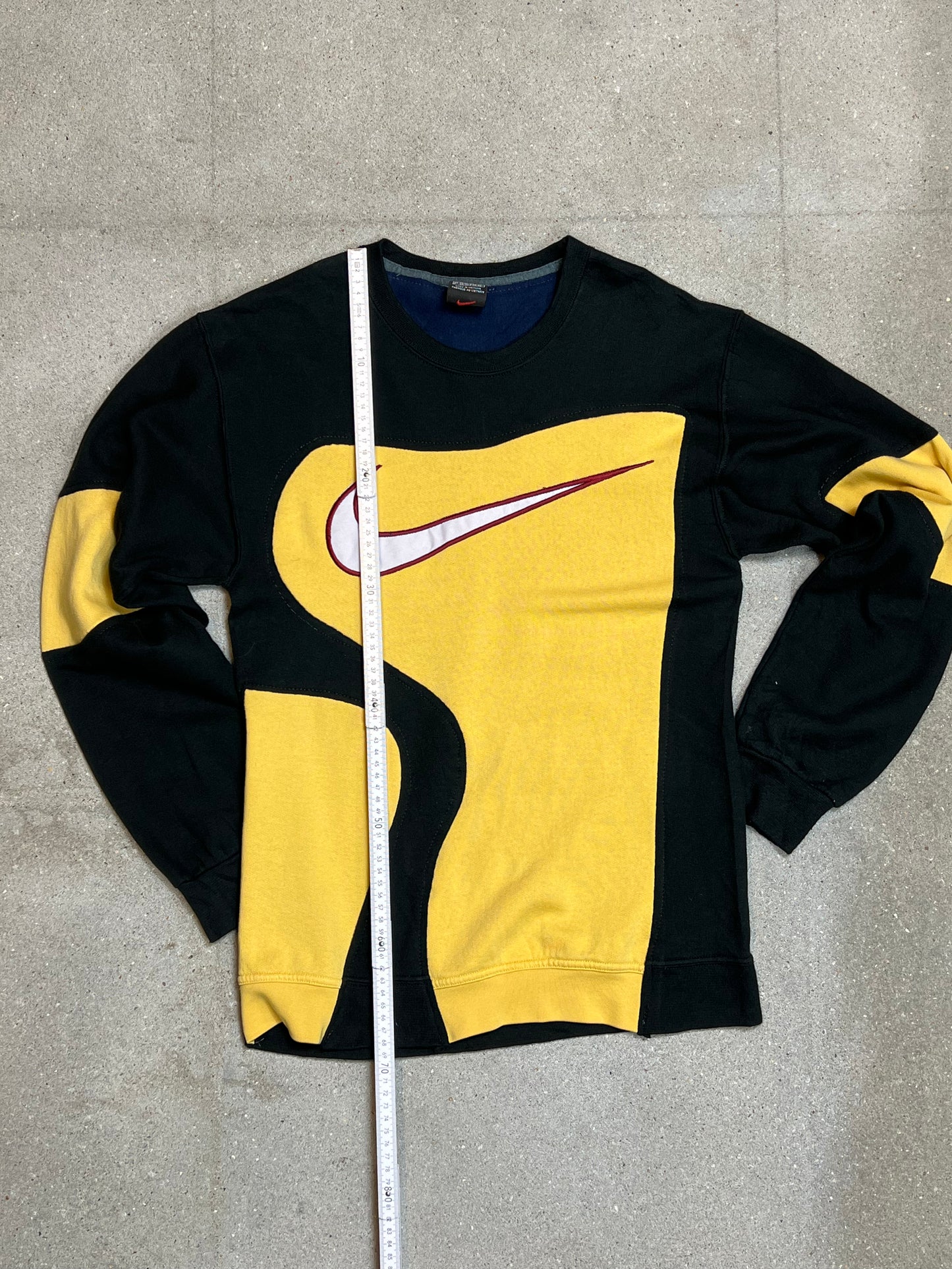 SCHWARZGELBE VINTAGE NIKE BIG SWOOSH LOGO REWORK SWEATSHIRT (XS)