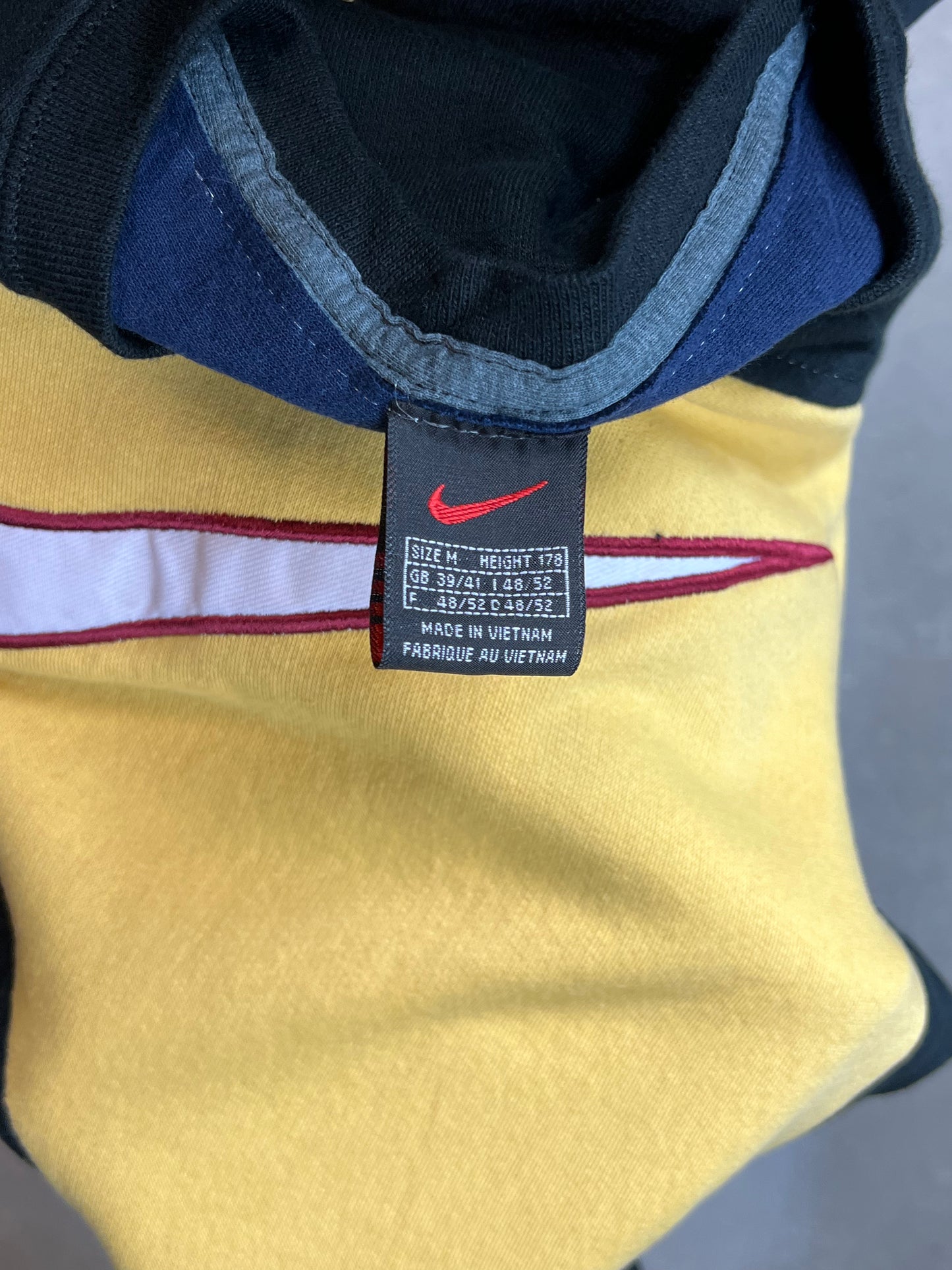 SCHWARZGELBE VINTAGE NIKE BIG SWOOSH LOGO REWORK SWEATSHIRT (XS)