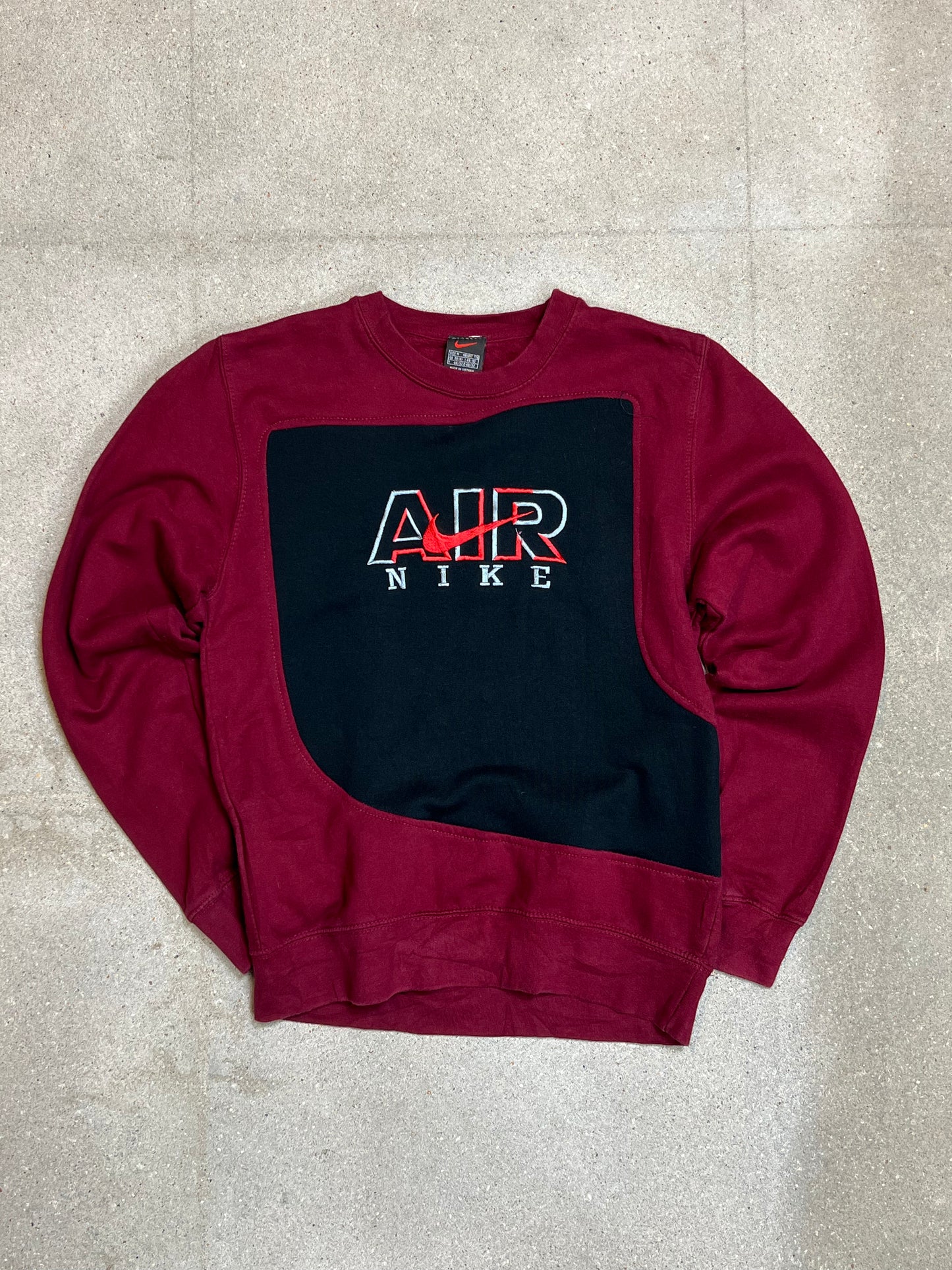 SCHWARZROTES VINTAGE NIKE REWORK SWEATSHIRT (KLEIN)