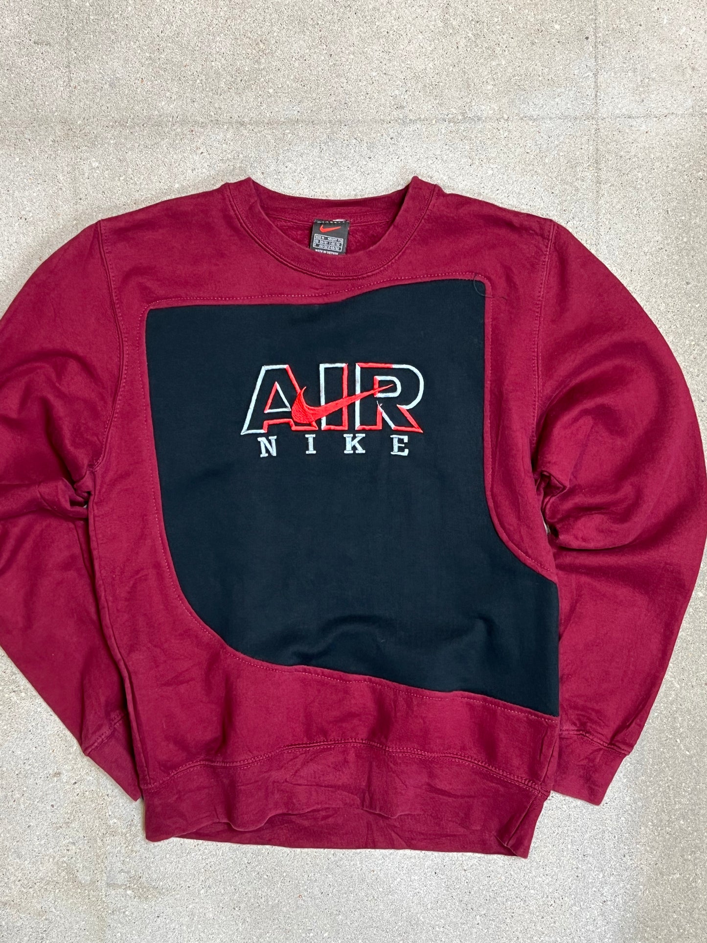 SCHWARZROTES VINTAGE NIKE REWORK SWEATSHIRT (KLEIN)