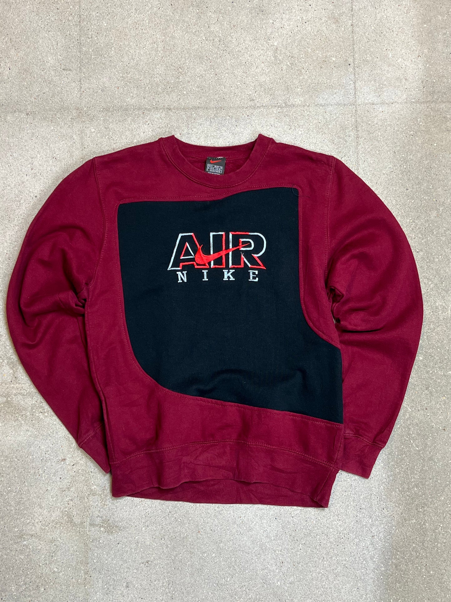 SCHWARZROTES VINTAGE NIKE REWORK SWEATSHIRT (KLEIN)