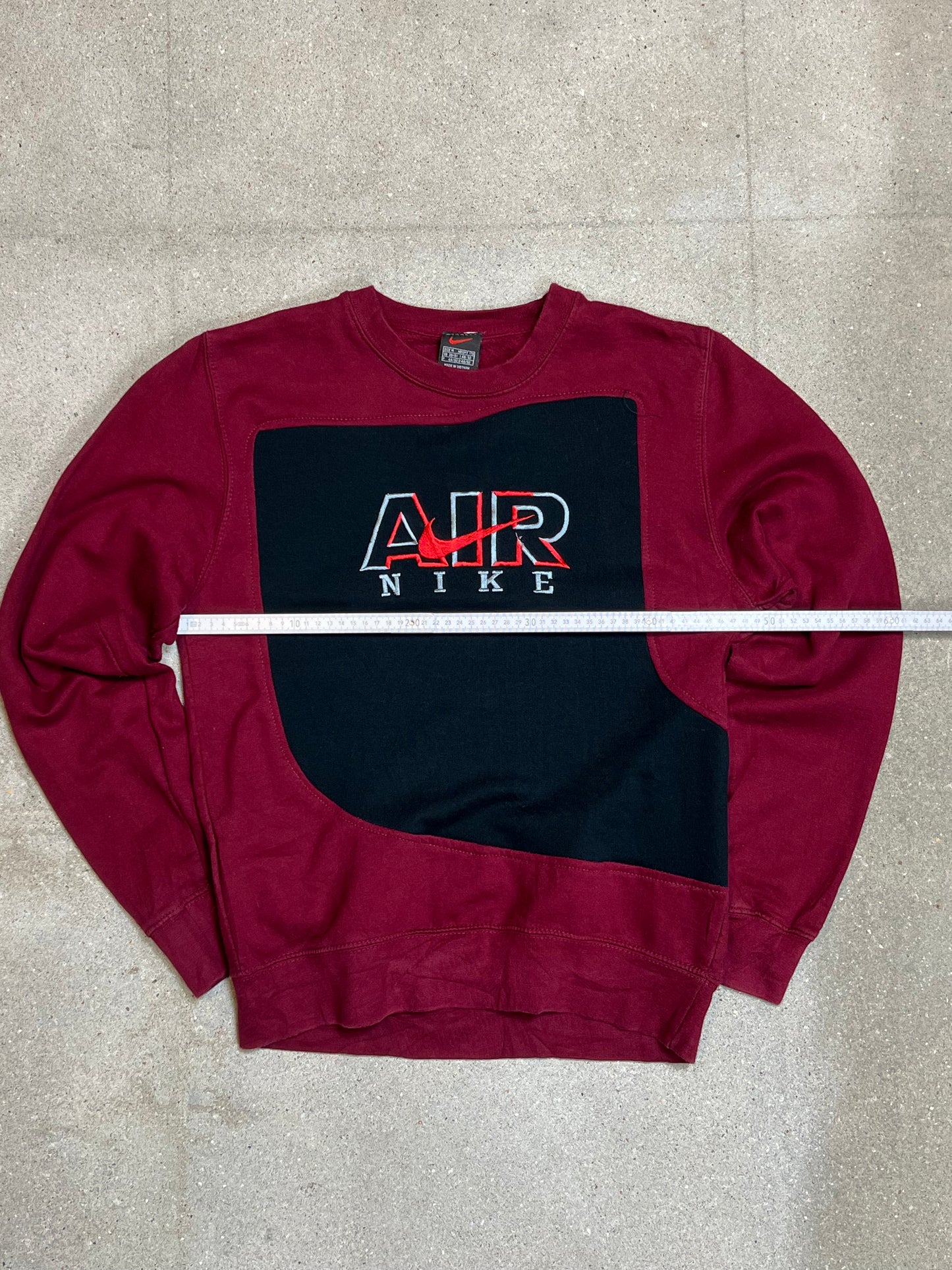 SCHWARZROTES VINTAGE NIKE REWORK SWEATSHIRT (KLEIN)
