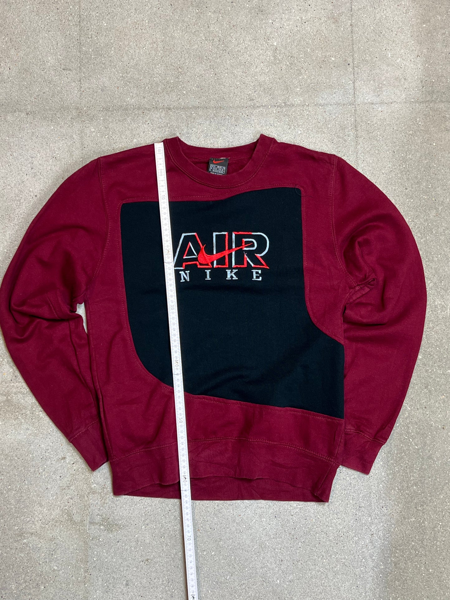 SCHWARZROTES VINTAGE NIKE REWORK SWEATSHIRT (KLEIN)