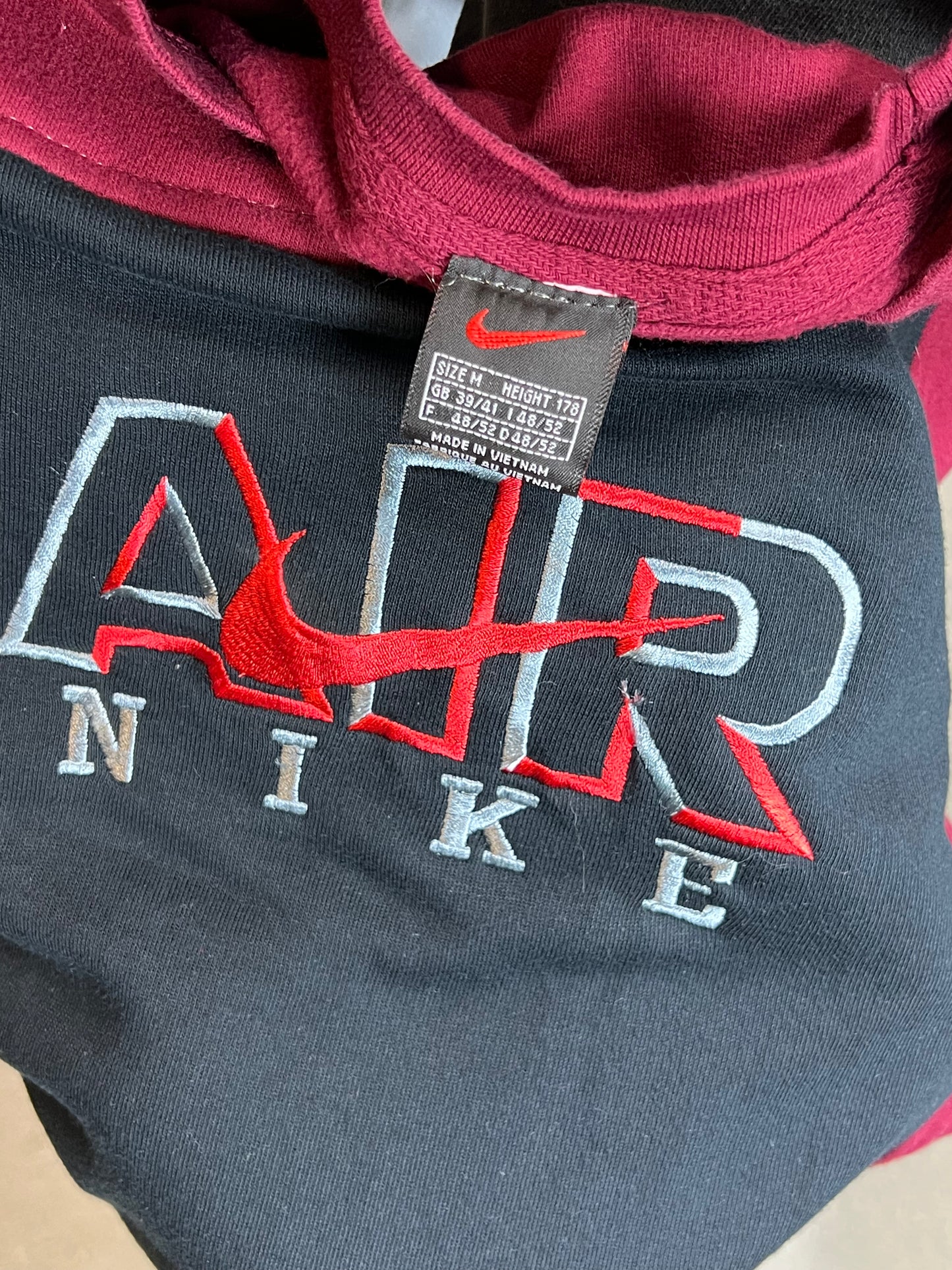 SCHWARZROTES VINTAGE NIKE REWORK SWEATSHIRT (KLEIN)