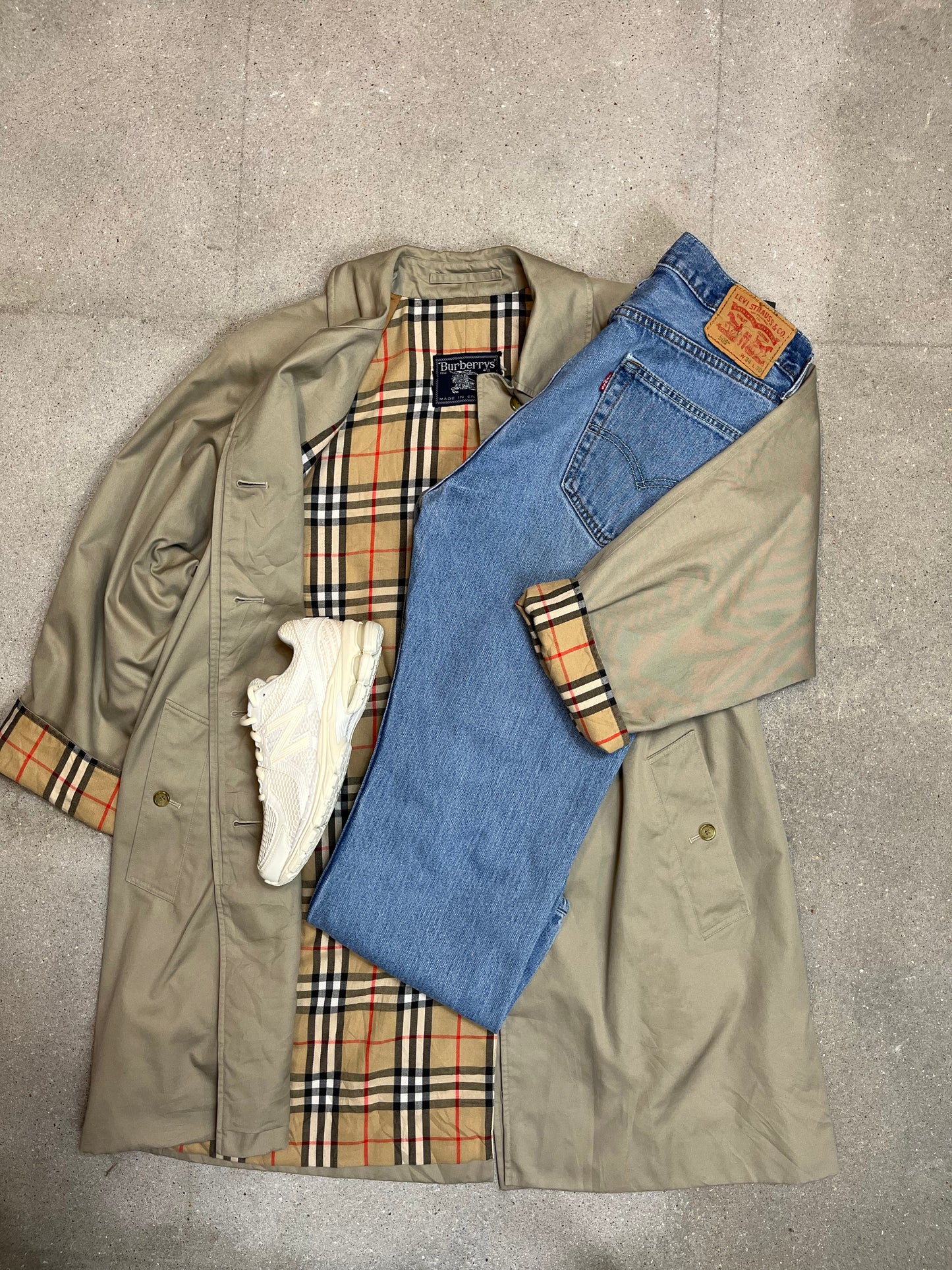 KHAKI VINTAGE BURBERRY COAT (Medium)