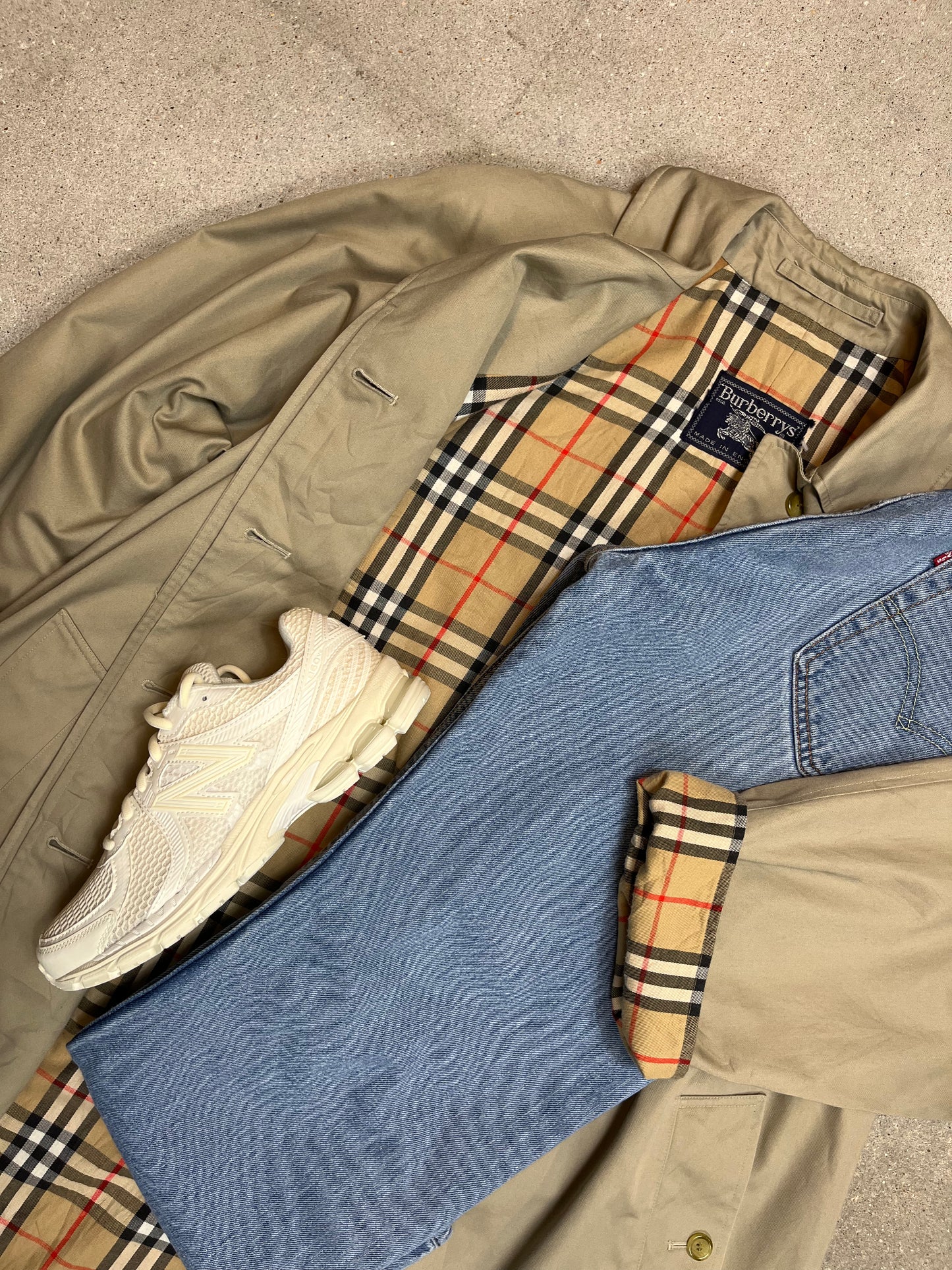 KHAKI VINTAGE BURBERRY COAT (Medium)