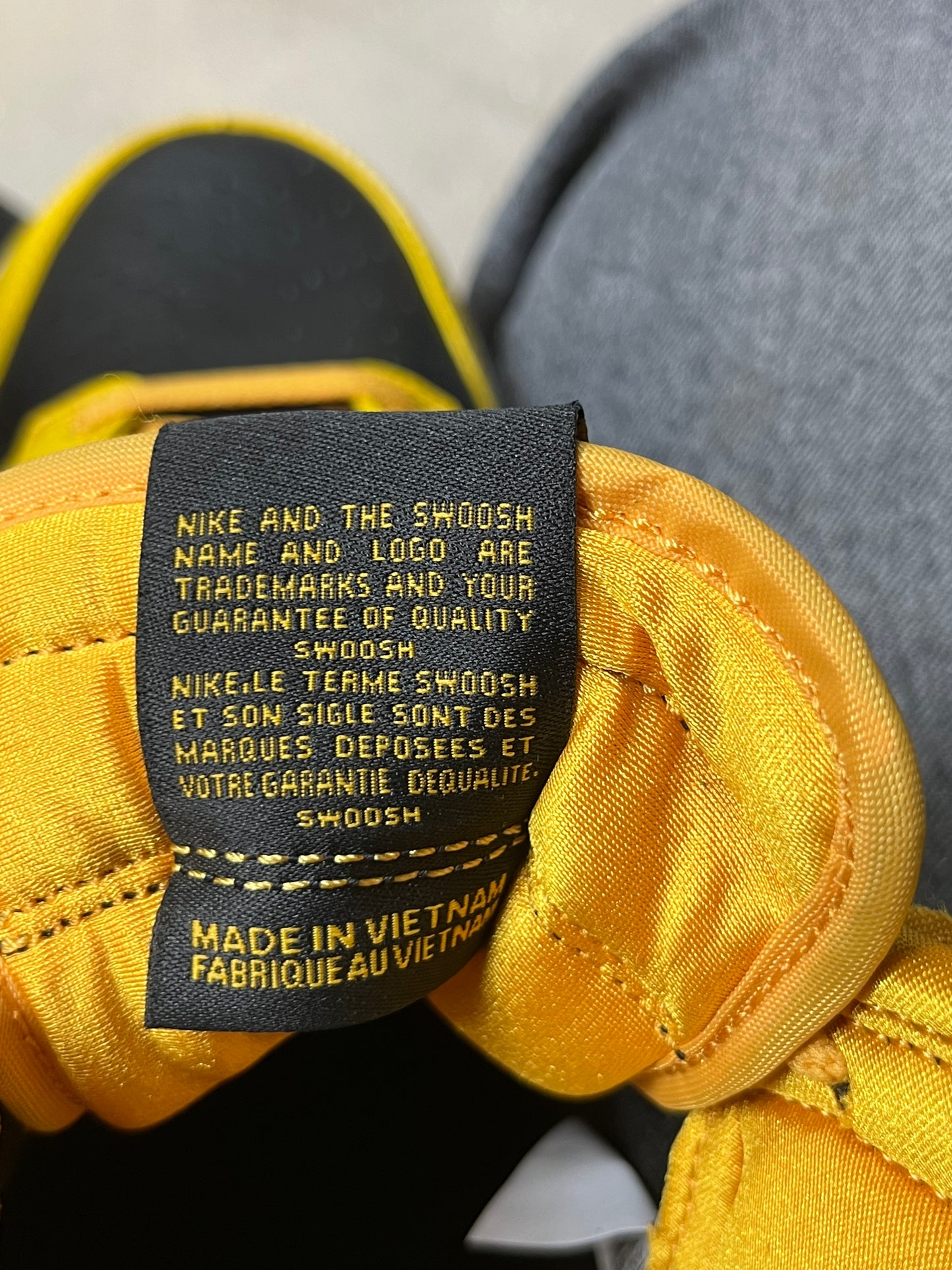 NIKE DUNK HI RETRO PRM x WU-TANG CLAN SCHWARZ/POLLEN-WEISS (EU 45 + EU 43)