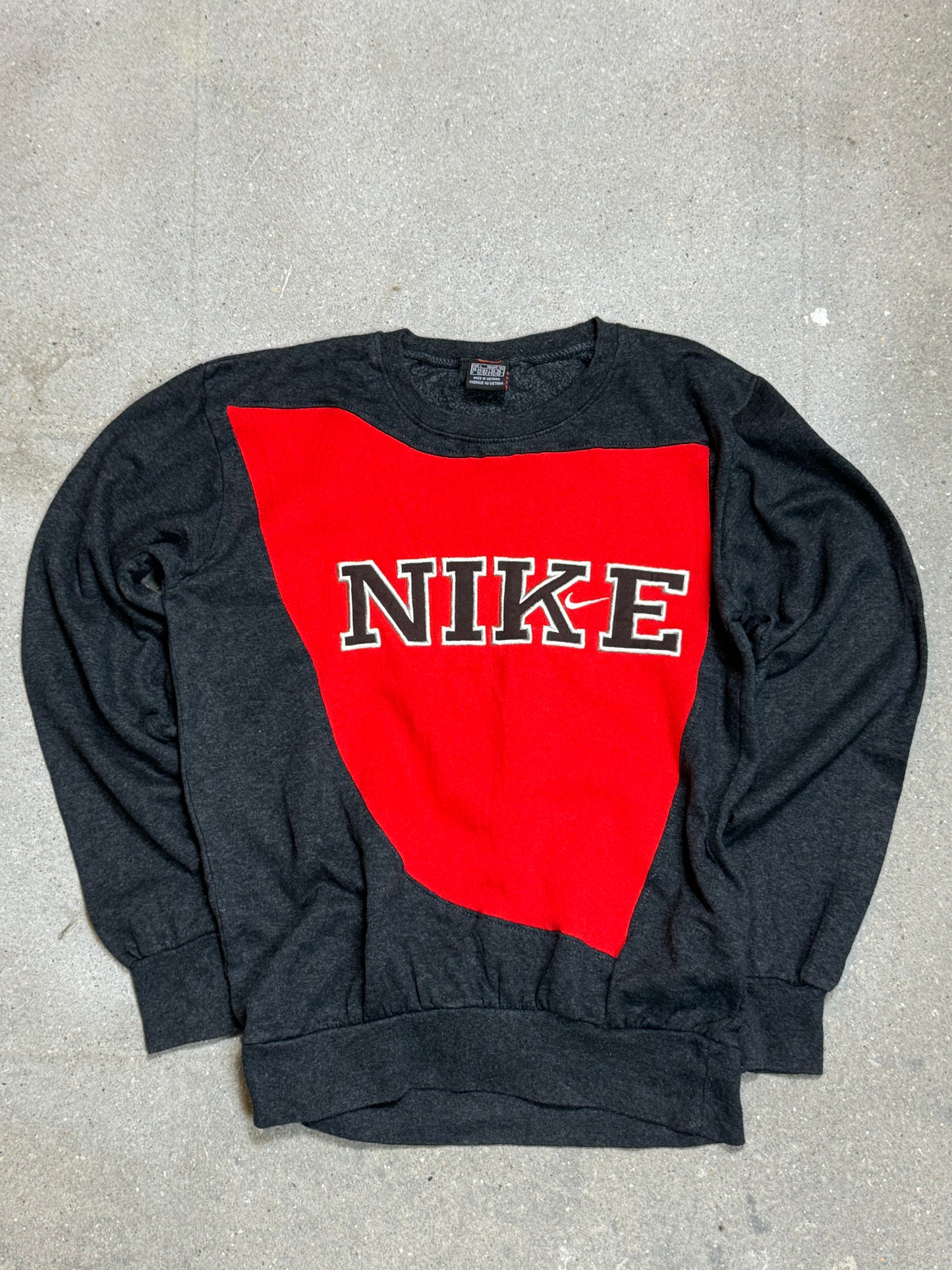 NIKE SPELLOUT REWORK SWEATSHIRT (KLEIN)