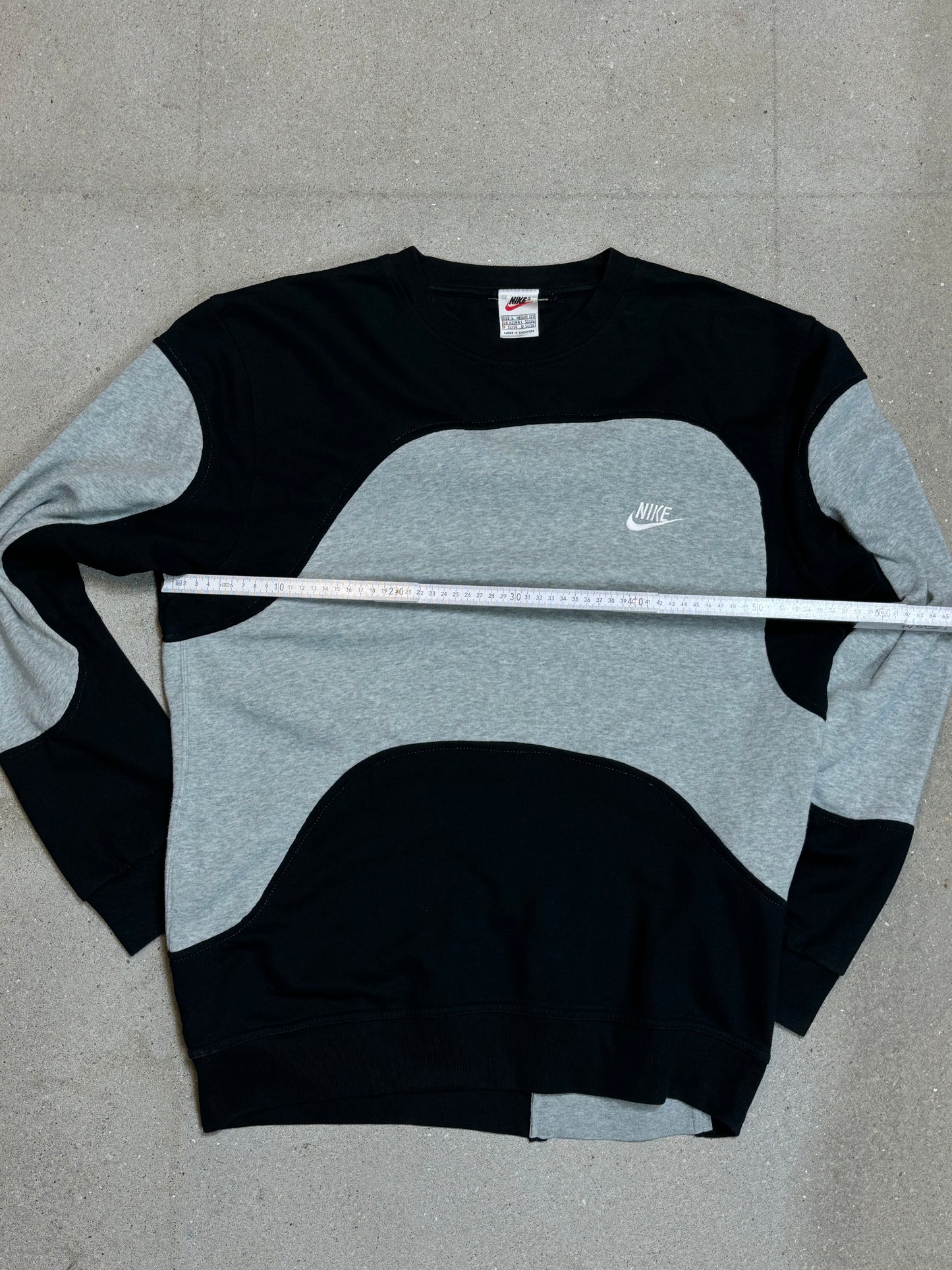 GREY BLACK VINTAGE NIKE RENEWED UPCYCLED SWEATSHIRT (MEDIUM)