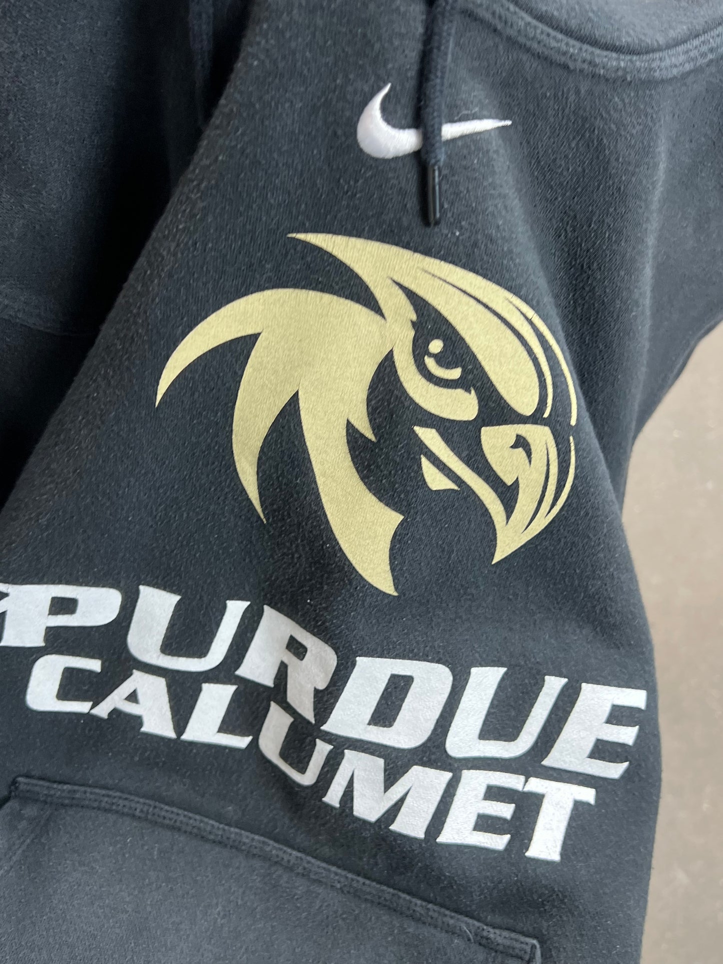 FADED BLACK VINTAGE NIKE 'CENTRE SWOOSH' UNIVERSITY HOODIE (S)