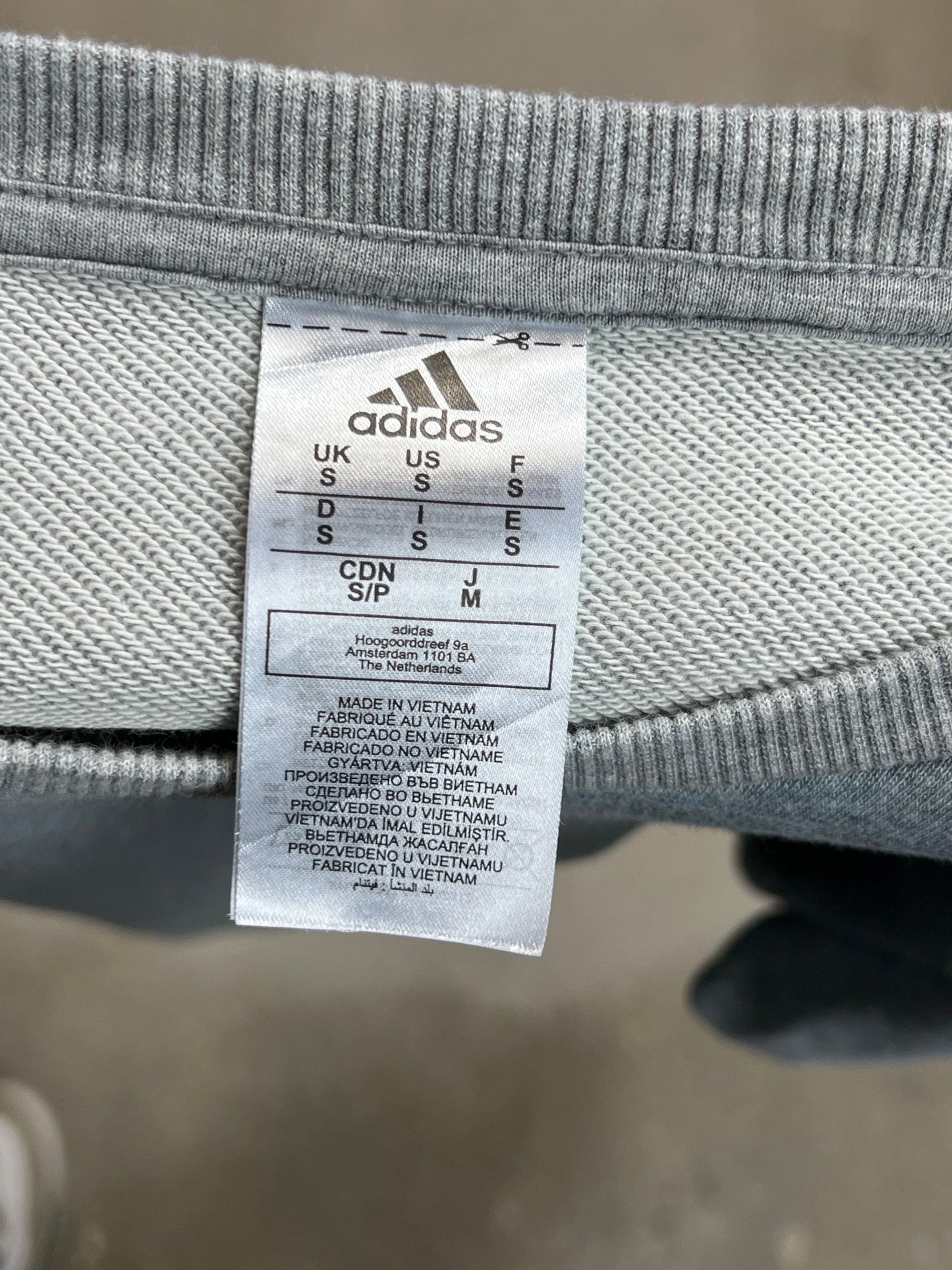 GRAUES VINTAGE ADIDAS SWEATSHIRT (KLEIN)
