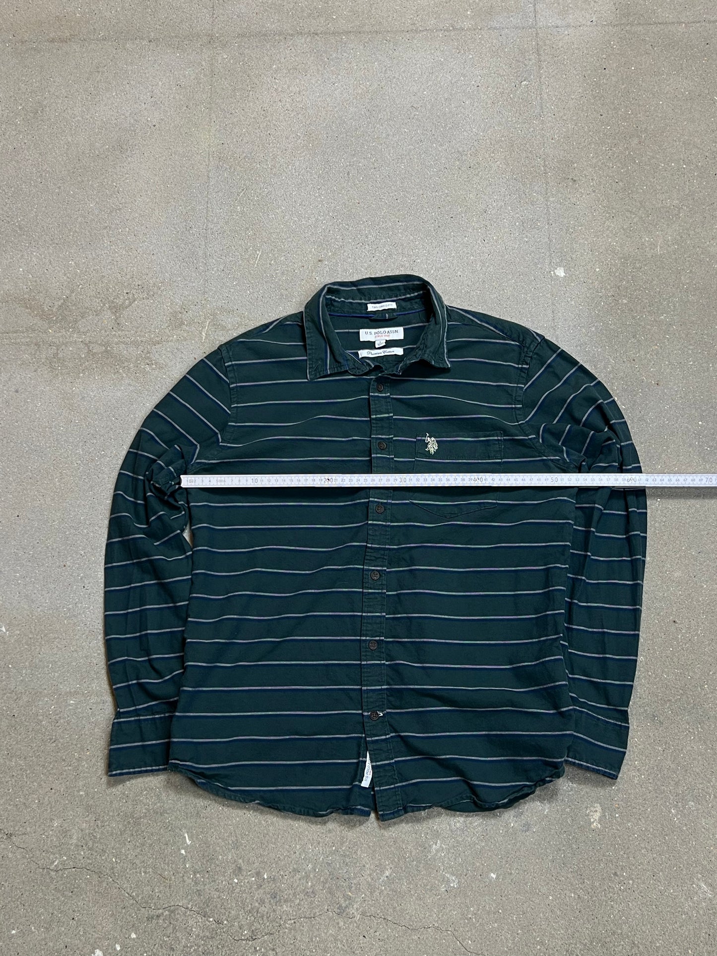 GRÜN GESTREIFTES USPA US POLO ASSN TAILORED FIT HEMD (GROSS)