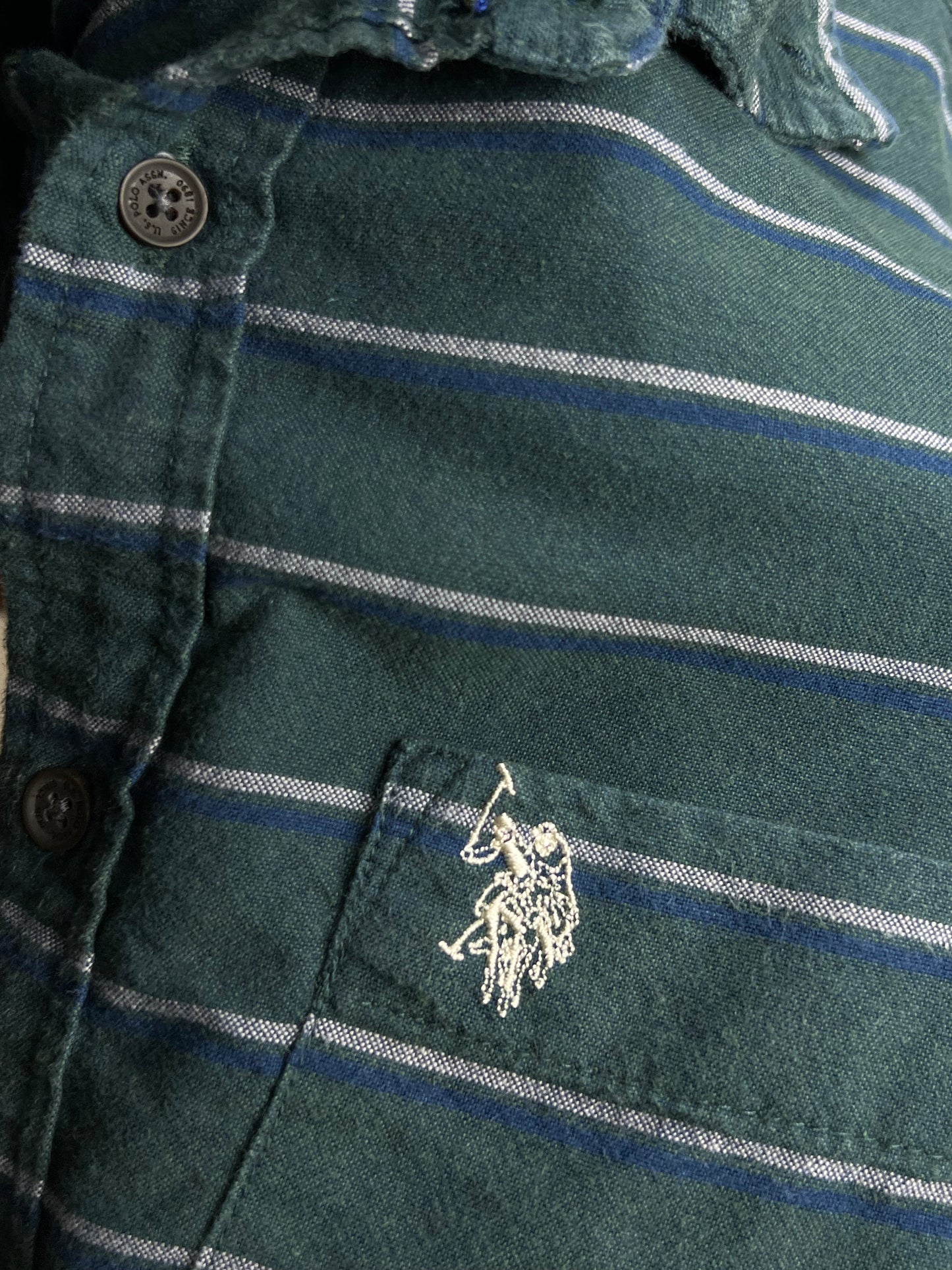 GRÜN GESTREIFTES USPA US POLO ASSN TAILORED FIT HEMD (GROSS)